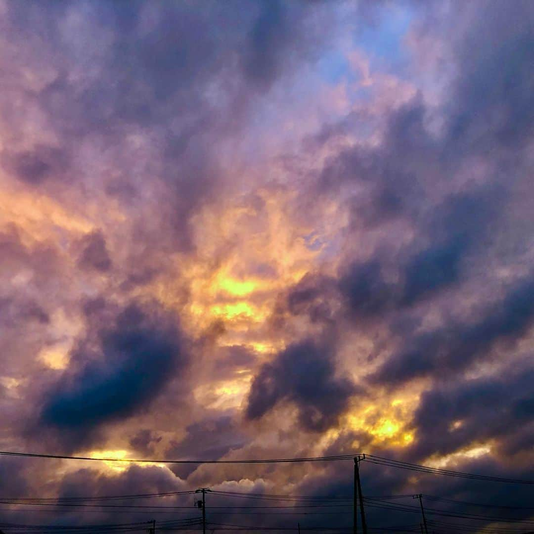 みんなのニュース「上を向いて歩こう」のインスタグラム：「昨日の夕方。 風が強かったー😱 でも空は美しかったです♪  #いつも同じ道いつも違う空 #一期一会の空 #上を向いて  #夕焼け #夕焼け雲 #一空一瞬 #夕焼けの空 #空が好きな人と繋がりたい  #雲が好きな人と繋がりたい #夕焼けが好きな人と繋がりたい  #夕日 #夕陽 #黄昏  #黄昏時 #空が綺麗  #トワイライト #空のアート #夕方の空 #twilight #skyart」