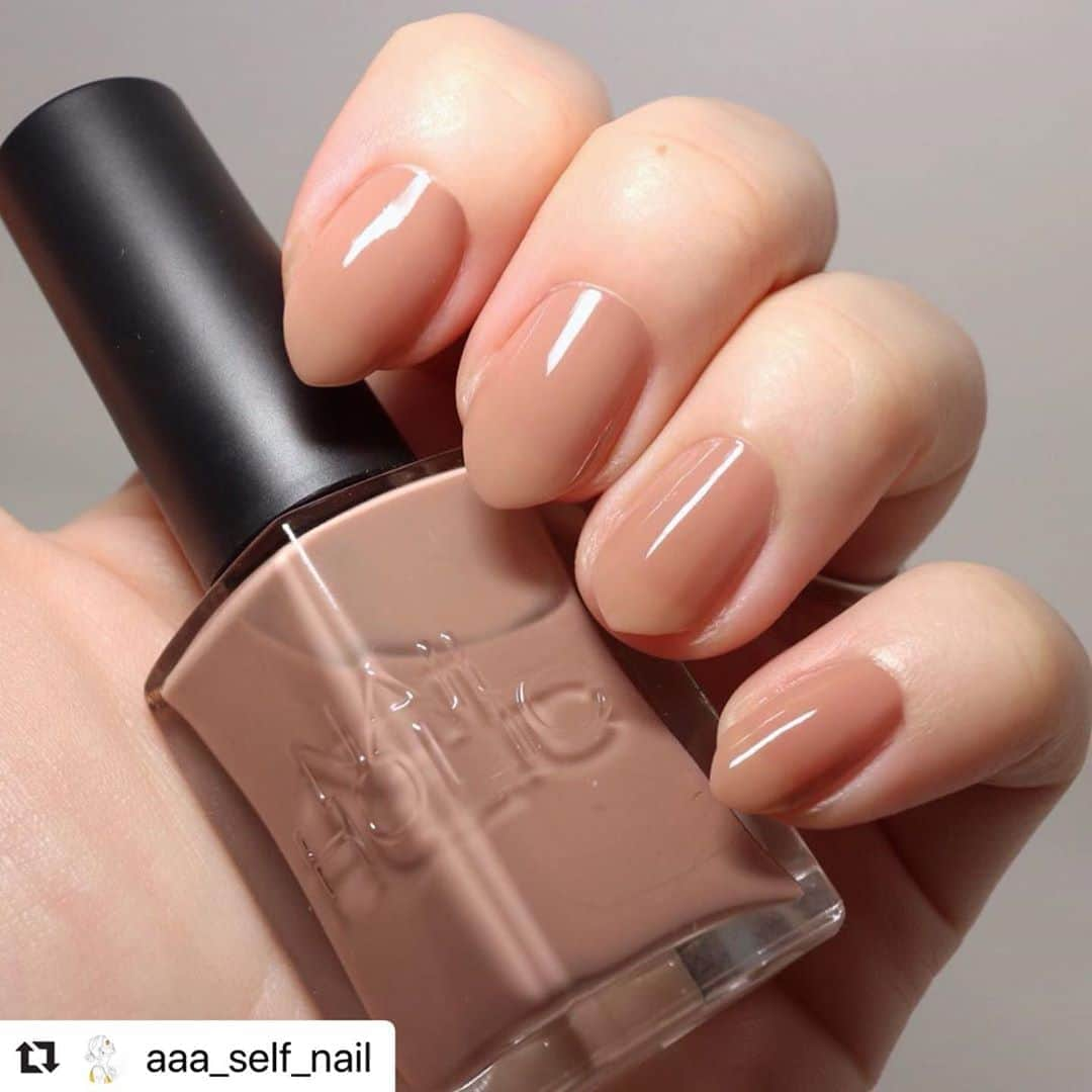 NAIL HOLICさんのインスタグラム写真 - (NAIL HOLICInstagram)「24_7シリーズはツルツルつやつや❤  ⠀ 公式アンバサダー @aaa_self_nail  さまの投稿をrepostさせて頂きます✨ ⠀  #BE382 でツルツル･つやつや感を写真でも綺麗に伝わるように表現して頂きました😍 ⠀ 皆さんも塗りやすさを実感してみてください♬︎♡  ⠀ #24_7 #24_7シリーズ #ネイルホリック24_7   ・・・  ﻿ @nailholic_kose﻿ #be382﻿ ﻿ ﻿ 24-7シリーズのとぅるとぅる感を﻿ 伝えたくて何度も何度も撮り直し﻿ やっと奇跡の1枚撮れた𓂃𓄃✤ 笑﻿ 綺麗に撮るの本当に難しい…﻿ ﻿ ラウンド型の刷毛はキワが﻿ 攻めやすく塗りやすい⸝⋆﻿ ﻿ トロトロ系の液質なので﻿ 筋跡がつくこともなく表面の﻿ 凸凹がなかったことに…✧﻿ ﻿ ﻿ #ネイル#セルフネイル#ポリッシュ#マニキュア﻿ #大人ネイル#シンプルネイル#プチプラネイル﻿ #簡単ネイル#いいね返し#ポリッシュネイル﻿ #sucle#lapilapi_kf#meeee_co#ベージュネイル﻿ #美甲#指甲#オフィスネイル#ナチュラルネイル﻿ #youcamメイクシェア#arine_cosme#c_co﻿ #nailholic#ネイルホリック#nailholic_kose」7月5日 10時21分 - nailholic_kose