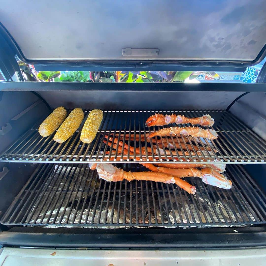 ケアリー・ハートさんのインスタグラム写真 - (ケアリー・ハートInstagram)「What ya cooking up in this fine 4th of July? I’m @traegergrills crab legs and corn on the Cobb.」7月5日 10時28分 - hartluck