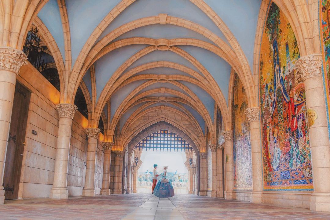のインスタグラム：「. . たとえ辛い時も信じていれば. 夢は叶うもの.... . . . この写真も載せる予定だけど、. 今の時期だからこそ撮れる. 写真とかも知りたい！☺️. . ってコメントもたくさんもらったので. それもブログにまとめてます📸. . . 真ん中にいるのは合成したわたしとけいすけです😂✨. . . .  #disneyland #tokyodisneyresort #tdr #tdl #disneygram #instadisney#disneyparks #disneyfan #disneyphoto #disneypic  #Disneyside #Disneylove #tokyodisneyland #disneylandtokyo #ディズニーコーデ #disneylover #tokyodisneyland#disneyphotography #japan #japan_of_insta #japan_day _view #disneylandtokyo #disneylandjapan #シンデレラ城 #cinderella#cinderellacastle #japan_daytime_view  #東京ディズニーリゾート #東京ディズニーランド #ディズニー #ディズニー風景#シンデレラ仮装」
