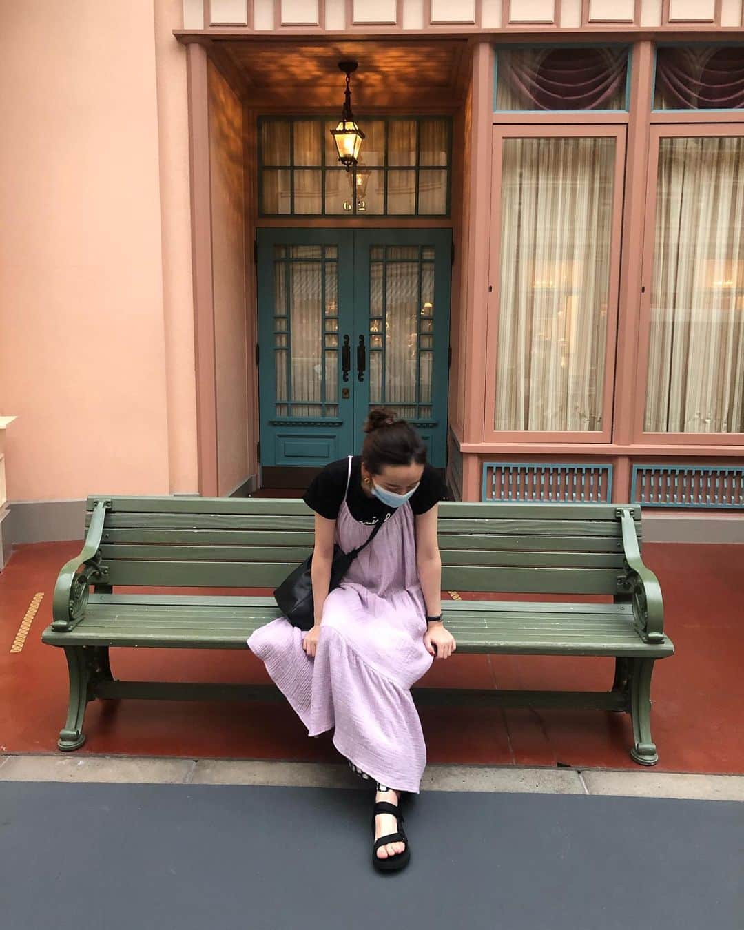 勝田里奈さんのインスタグラム写真 - (勝田里奈Instagram)「@akari_takeuchi.official とディズニーランドへ🏰﻿ ﻿ 待ち時間全部10〜20分の新感覚ディズニー。﻿ ﻿ いつもは人がたくさんでなかなか撮れない写真スポットでせっかくだから撮ってもらおうとしたんだけど、どんなポーズしたらいいかわからずぎこちない2人。(2枚目)﻿ ﻿ ザ・観光客感😂﻿ 新エリア待ち遠しいな。　﻿ ﻿ #tokyodisneyland ﻿ #東京ディズニーランド #rina_outfit_」7月5日 10時40分 - rinakatsuta