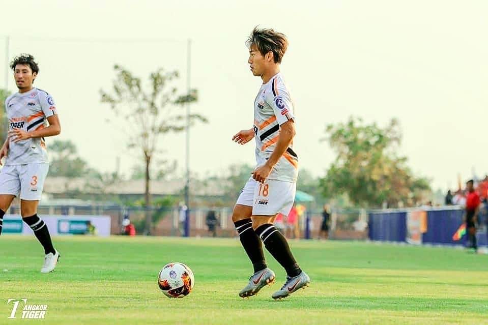 杉山丈一郎のインスタグラム：「3ヶ月半ストップしていた、 カンボジアリーグ。 ・ 今日から4ヶ月くらい ・ 良い準備はできた。 けど、あとは結果。 結果残してナンボの世界。 ・ この緊張感久々に味わってる。 楽しみます💪 ・ ・ ・ ・ ・ #Cambodia #siemreap #Phnompenh #football #soccer #liga #footballer #footballplayer #YouTube #YouTuber #joichirosugiyama #カンボジア　#シェムリアップ　#プノンペン　#東南アジア　#サッカー  #サッカー少年　#サッカー小僧　#少年サッカー　#ジュニアサッカー　#フットボール　#サッカー好き　#サッカー好きな人と繋がりたい　#ユーチューブ　#ユーチューバー　#ジョガドールTV #海外生活　#海外好き　#海外好きな人と繋がりたい」