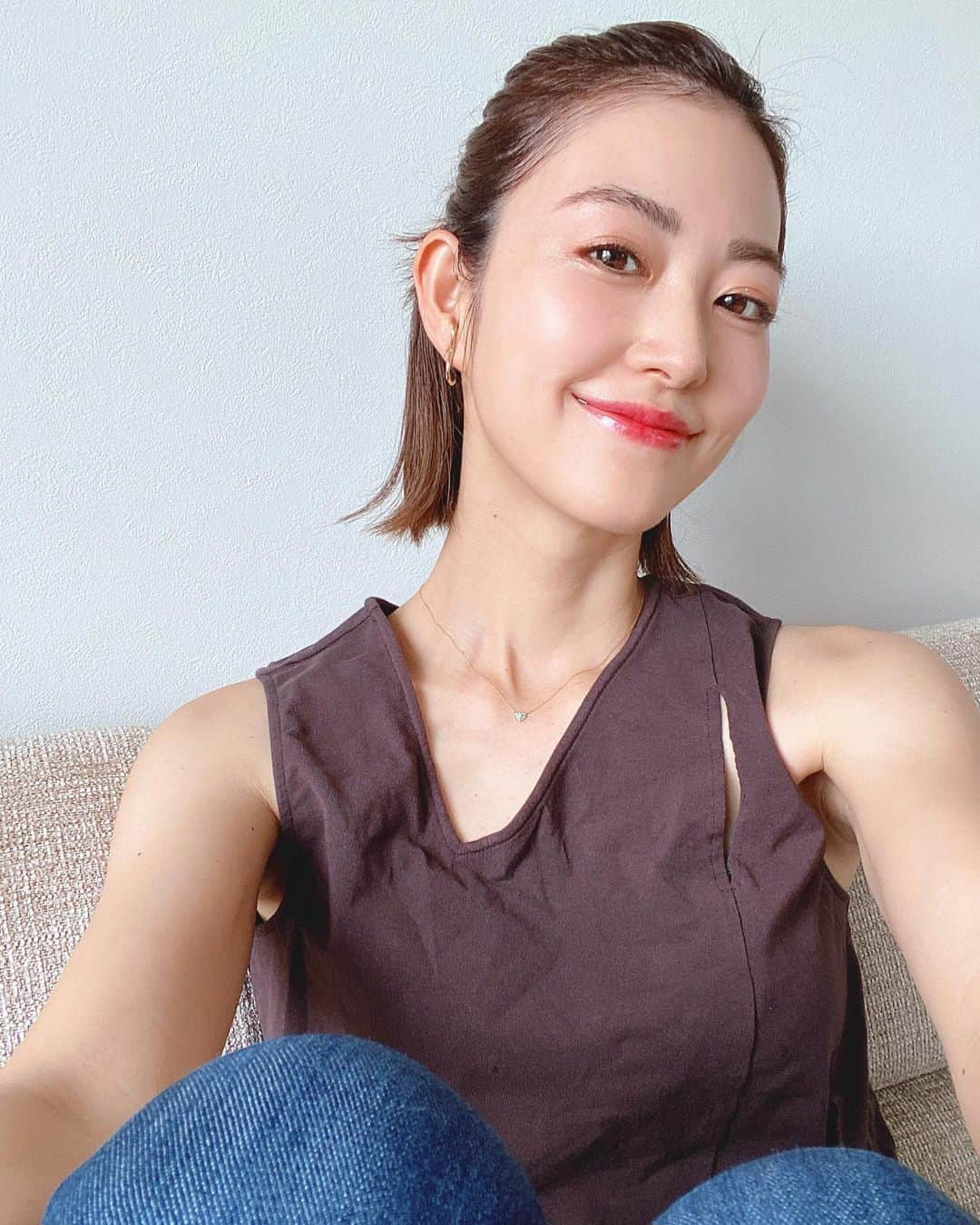 仲嶺梨子のインスタグラム：「. ご無沙汰しております。 季節の変わり目もあり すこし体調が優れない事が多く 引き続きステイホームな6月でした。 気がついたら7月がスタート🏝 髪型をばっさりカットして 今日は久々にメイクで気分もあがりました。 . topsは @amerivintage です。 裾のデザインも可愛いの。 （写ってない。笑） . 皆さま、素敵な日曜日を…♡ . #日曜日#7月#女の子ママ#男の子ママ#２人育児#ママコーデ」