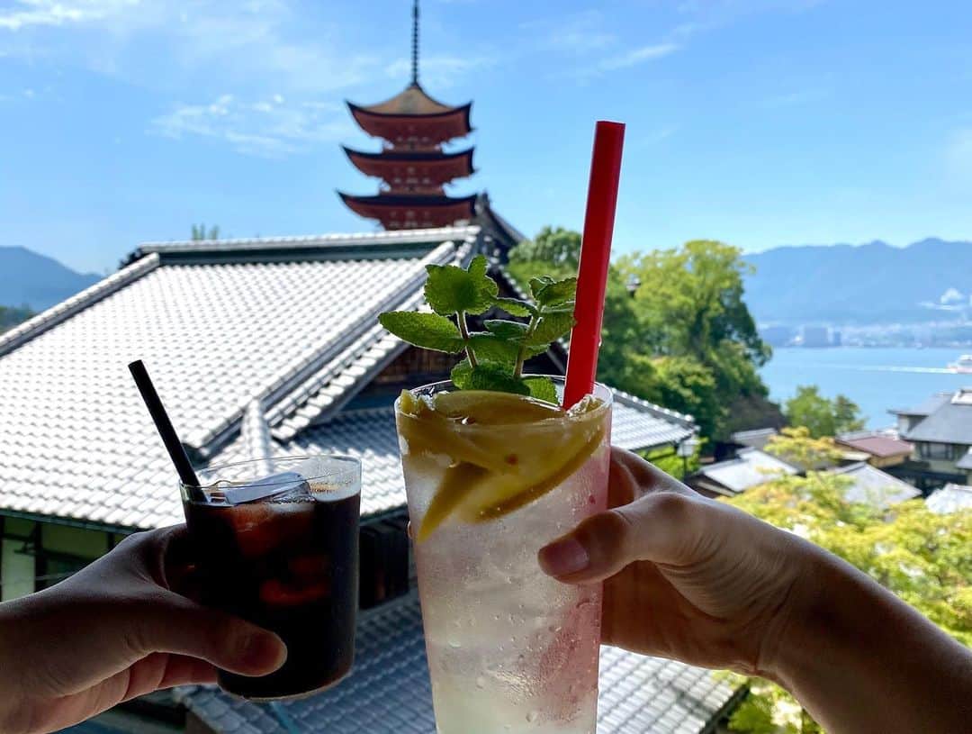 大井智保子さんのインスタグラム写真 - (大井智保子Instagram)「みなみちゃんと☺︎ 久しぶりにデートできました🍋 . 行ってみたかった'牡蠣祝'へ💛 牡蠣は食べずに、 お茶だけしましたよん⛩ みなみちゃんはレモンのお酒のんでた😋 . とってもとっても素敵なお店で、 ただただ癒されました🍸 . わたしの後ろに鹿がいてかわいかったんだよー🦌 来てくれてありがとう😘 . . #牡蠣祝 #宮島 #宮島カフェ #宮島cafe #宮島グルメ  #カフェ #cafe #お茶 #デート #楽しかった #暑かった #日焼け  #カフェ巡り #広島カフェ #広島cafe #広島カフェ巡り #広島cafe巡り #chihoko飯 #レモン #瀬戸内レモン #coffee #アイスコーヒー #コーヒー #🍋 #🦌」7月5日 10時52分 - chihokoi