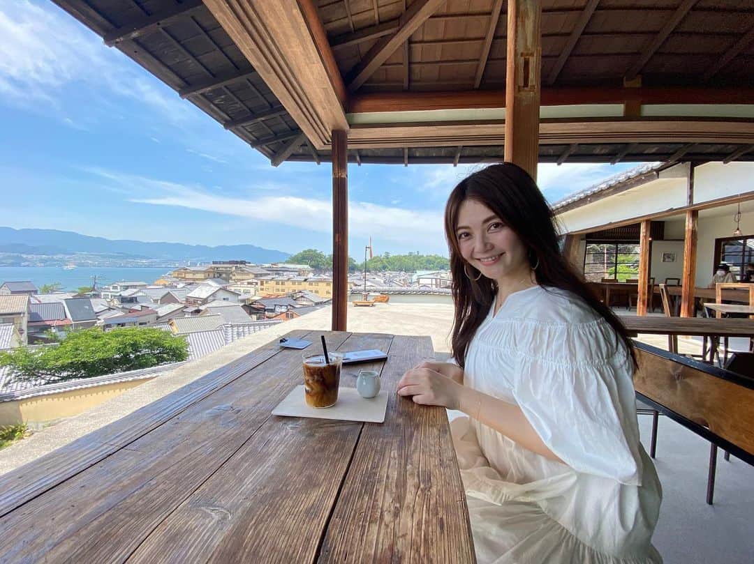 大井智保子さんのインスタグラム写真 - (大井智保子Instagram)「みなみちゃんと☺︎ 久しぶりにデートできました🍋 . 行ってみたかった'牡蠣祝'へ💛 牡蠣は食べずに、 お茶だけしましたよん⛩ みなみちゃんはレモンのお酒のんでた😋 . とってもとっても素敵なお店で、 ただただ癒されました🍸 . わたしの後ろに鹿がいてかわいかったんだよー🦌 来てくれてありがとう😘 . . #牡蠣祝 #宮島 #宮島カフェ #宮島cafe #宮島グルメ  #カフェ #cafe #お茶 #デート #楽しかった #暑かった #日焼け  #カフェ巡り #広島カフェ #広島cafe #広島カフェ巡り #広島cafe巡り #chihoko飯 #レモン #瀬戸内レモン #coffee #アイスコーヒー #コーヒー #🍋 #🦌」7月5日 10時52分 - chihokoi