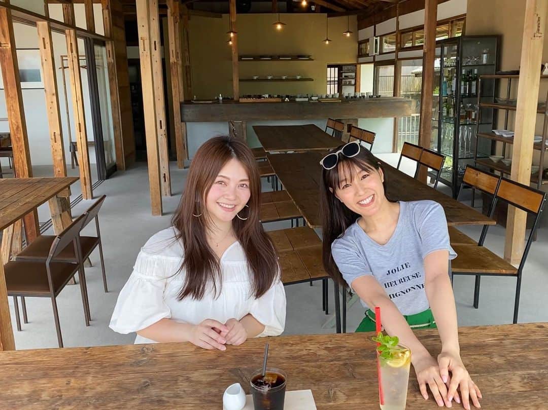 大井智保子さんのインスタグラム写真 - (大井智保子Instagram)「みなみちゃんと☺︎ 久しぶりにデートできました🍋 . 行ってみたかった'牡蠣祝'へ💛 牡蠣は食べずに、 お茶だけしましたよん⛩ みなみちゃんはレモンのお酒のんでた😋 . とってもとっても素敵なお店で、 ただただ癒されました🍸 . わたしの後ろに鹿がいてかわいかったんだよー🦌 来てくれてありがとう😘 . . #牡蠣祝 #宮島 #宮島カフェ #宮島cafe #宮島グルメ  #カフェ #cafe #お茶 #デート #楽しかった #暑かった #日焼け  #カフェ巡り #広島カフェ #広島cafe #広島カフェ巡り #広島cafe巡り #chihoko飯 #レモン #瀬戸内レモン #coffee #アイスコーヒー #コーヒー #🍋 #🦌」7月5日 10時52分 - chihokoi