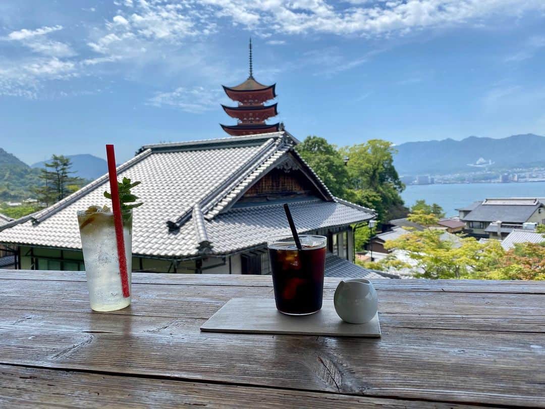 大井智保子さんのインスタグラム写真 - (大井智保子Instagram)「みなみちゃんと☺︎ 久しぶりにデートできました🍋 . 行ってみたかった'牡蠣祝'へ💛 牡蠣は食べずに、 お茶だけしましたよん⛩ みなみちゃんはレモンのお酒のんでた😋 . とってもとっても素敵なお店で、 ただただ癒されました🍸 . わたしの後ろに鹿がいてかわいかったんだよー🦌 来てくれてありがとう😘 . . #牡蠣祝 #宮島 #宮島カフェ #宮島cafe #宮島グルメ  #カフェ #cafe #お茶 #デート #楽しかった #暑かった #日焼け  #カフェ巡り #広島カフェ #広島cafe #広島カフェ巡り #広島cafe巡り #chihoko飯 #レモン #瀬戸内レモン #coffee #アイスコーヒー #コーヒー #🍋 #🦌」7月5日 10時52分 - chihokoi