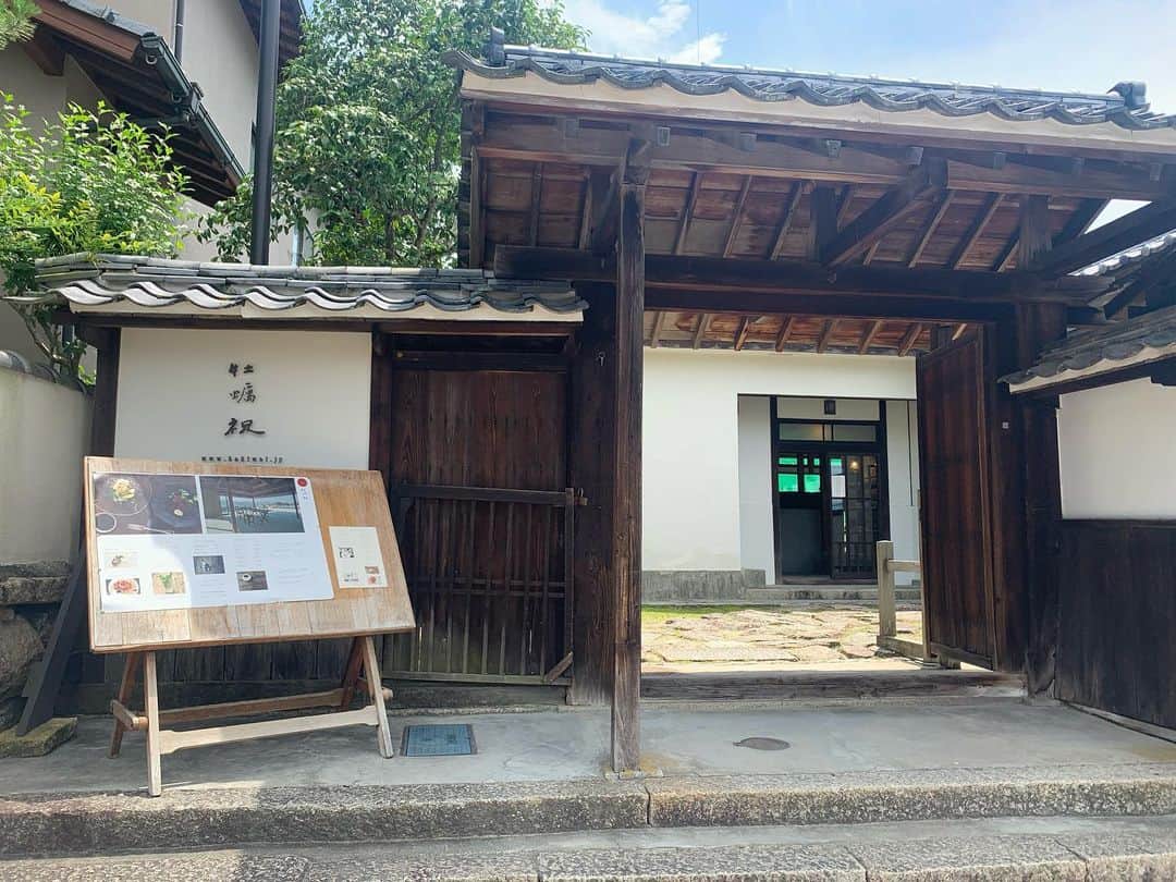 大井智保子さんのインスタグラム写真 - (大井智保子Instagram)「みなみちゃんと☺︎ 久しぶりにデートできました🍋 . 行ってみたかった'牡蠣祝'へ💛 牡蠣は食べずに、 お茶だけしましたよん⛩ みなみちゃんはレモンのお酒のんでた😋 . とってもとっても素敵なお店で、 ただただ癒されました🍸 . わたしの後ろに鹿がいてかわいかったんだよー🦌 来てくれてありがとう😘 . . #牡蠣祝 #宮島 #宮島カフェ #宮島cafe #宮島グルメ  #カフェ #cafe #お茶 #デート #楽しかった #暑かった #日焼け  #カフェ巡り #広島カフェ #広島cafe #広島カフェ巡り #広島cafe巡り #chihoko飯 #レモン #瀬戸内レモン #coffee #アイスコーヒー #コーヒー #🍋 #🦌」7月5日 10時52分 - chihokoi