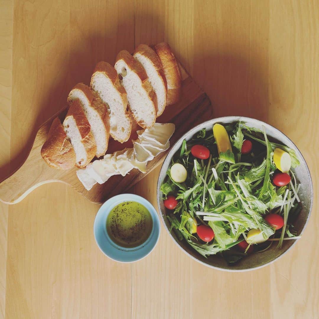 椿鬼奴さんのインスタグラム写真 - (椿鬼奴Instagram)「昨日は朝ごはんを作ったよ‼️先日ロケで行った軽井沢のお野菜と#フランスベーカリー のフランスパン！大さんはあっという間にご飯を作るけど、私には大仕事でした。。主夫はすごい✨」7月5日 10時54分 - tsubakioniyakko