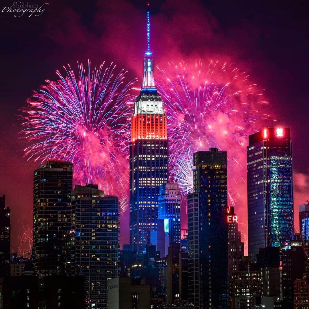Empire State Buildingさんのインスタグラム写真 - (Empire State BuildingInstagram)「Fired off our dynamic red, white & blue lights tonight in celebration of #IndependenceDay & the @macys 44th Annual 4th of July Spectacular! ⠀⠀⠀⠀⠀⠀⠀⠀⠀ Comment below if you caught the fireworks show finale launched from the top of our tower! ⠀⠀⠀⠀⠀⠀⠀⠀⠀ 📷: Shubham Dhadda  #EmpireStateBuilding #July4th」7月5日 11時00分 - empirestatebldg