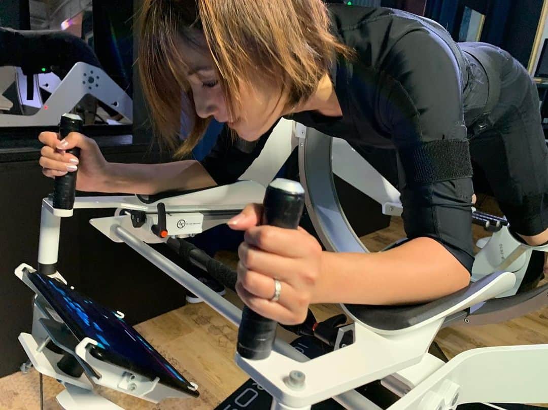 細田阿也さんのインスタグラム写真 - (細田阿也Instagram)「#千葉　にある @meyougym へ♡  #最新　#EMS #トレーニング　を体験しました！  #EMSトレーニング　しながらストレッチ、エクササイズ！ ジワジワ汗が💦  また　#イカロス　という ゲームをしながら #体幹トレーニング をしたり  #エムスカルプト  #HIEMT  #超電磁場筋肉増強脂肪燃焼機 #お腹　#太腿　にあてていただきました！  #美は1日にしてならず  #ハイパーナイフ　#骨盤矯正　なども完備され  美へのサポートをしてくれる空間でした！  #meyou #エステ #エステジム #emsジム #フィットネス #トレーニング #パーソナルトレーニング #VRエクササイズ #美ボディ #筋トレ #PR」7月5日 11時07分 - hosodaaya