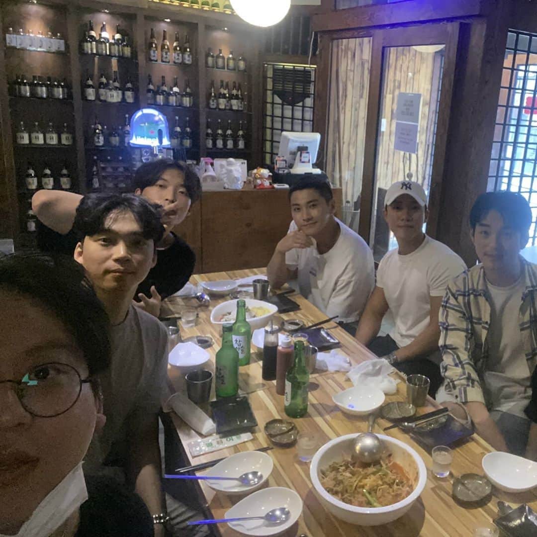 ソン・スンヒョンのインスタグラム：「커피 마시자 술 말고 😬」