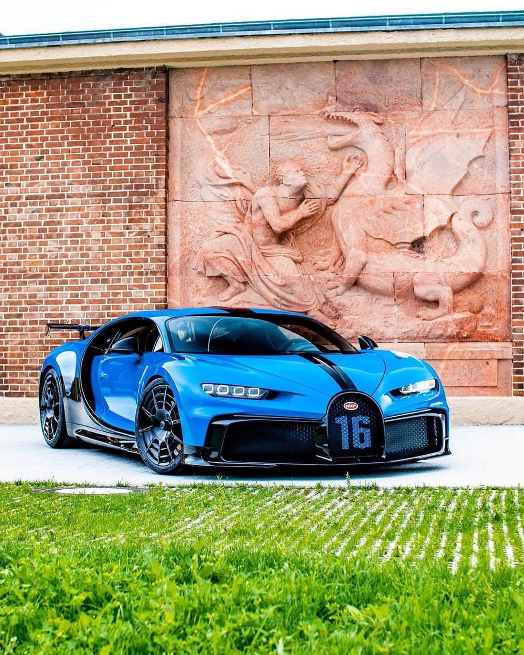 CARLiFESTYLEさんのインスタグラム写真 - (CARLiFESTYLEInstagram)「Check out this Bugatti Chiron Pur Sport next to @viamontis R8! #carlifestyle」7月5日 11時21分 - carlifestyle