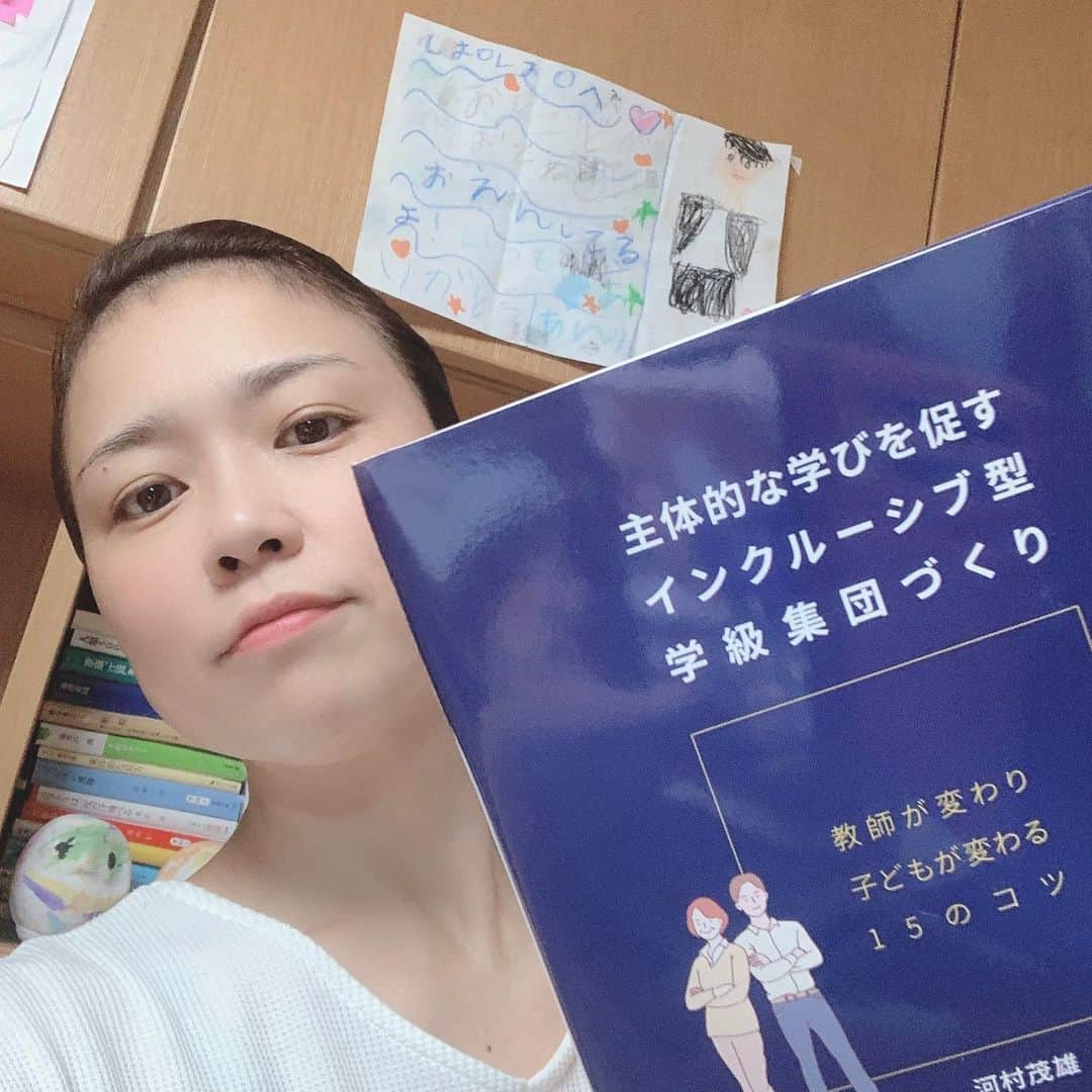 伊藤孝恵さんのインスタグラム写真 - (伊藤孝恵Instagram)「先週のある雨の日、長女を校門に迎えに行きました。 そこに居たのはずぶ濡れの靴下を口にくわえ、止める先生をもろともせず、とても楽しそうに裸足で駆け回る少年。本当に楽しそう。私も駆け回りたくなるほどに。  でも先生は怒っているし、お迎えのシッターと思しき女性は無表情で見つめていて…  何だか目覚めてしまった明け方。 現役の先生に教えて貰ったインクルーシブ教育について書かれた本を、無心で一気に読みました。  #インクルーシブ教育 #学級集団 #現役教師 #一気読み #共生 #国民民主党 #参議院議員 #2児の母 #子育て #女の子ママ #伊藤孝恵」7月5日 11時22分 - itotakae