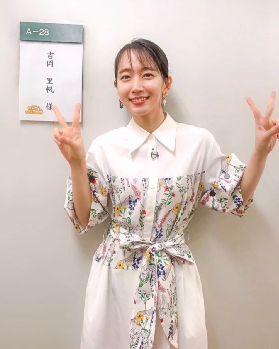 吉岡里帆（マネージャー）のインスタグラム：「明日！ 鶴瓶の家族に乾杯「2020特別編 吉岡里帆と北海道スペシャル」に出演させていただきます🦀 NHKで明日7/6 19:30より🙌 お楽しみに〜！  #鶴瓶の家族に乾杯 #いつかの吉岡さん  ◆dress @akiranaka.official  @harumi_showroom  ◆pierce @_parigot_」