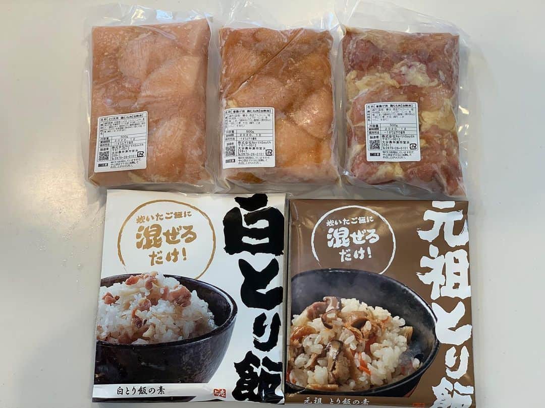natsumi ♥︎さんのインスタグラム写真 - (natsumi ♥︎Instagram)「. . 先週末、お取り寄せした @ayatori_oishi で晩御飯🥢 . 我が家は大食いがいるので ももと胸どちらも一気に揚げました🐓 . 解凍したお肉に片栗粉まぶして揚げるだけ✨ 粉もちゃんとついてきます☝️ . しっかり味が染みていて美味しかった〜🤤 合わせてご飯も、白とり飯に🍚 ごぼうの香りが食欲をまたそそる💗 . まだとり天と黒とり飯が残っているので、 今度はその組み合わせで頂きます🙏 . 冷凍庫に入れとくと何も無い日にとっても便利✨ またお取り寄せします❤️ . . . #綾鶏 #綾鶏とり天 #綾鶏からあげ #唐揚げ #からあげ #お取り寄せ #鶏飯 #混ぜご飯 #おうちご飯 #晩御飯」7月5日 11時37分 - natsu420
