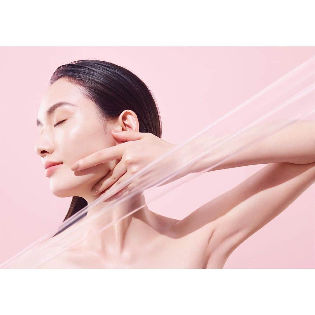 耕万理子のインスタグラム：「SUQQU 「DESIGNING MASSAGE CREAM」がリニューアル💫ビジュアル撮影に入らせていただきました💄 デザイニングマッサージクリーム、ぜひSUQQUオフィシャルサイトでチェックしてくださいね✨ https://www.suqqu.com/gankin-massage/  #suqqu #gankinmassage #visual #cosmetics #makeup #make #makeupartist #mua #signo_inc  #photo #niheimotoki #model #zheqianjiang #蒋哲茜 #hair&makeup #marikotagayashi #hair&makeup assistant #asamiooshima」