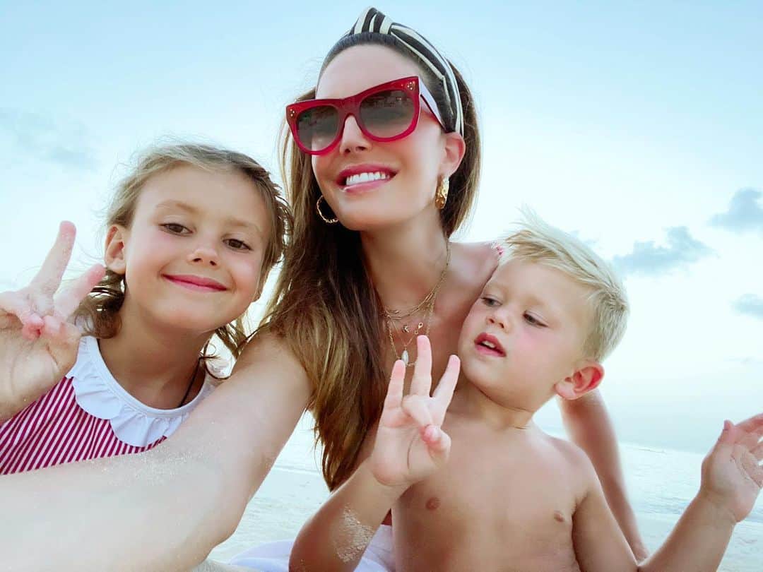 Elizabeth Chambers Hammerのインスタグラム：「Peace, love and...three? Happy Fourth of July, my loves. Like us and everything, our country is certainly a work in progress.  Sending love to you and yours. ❤️🤍💙」