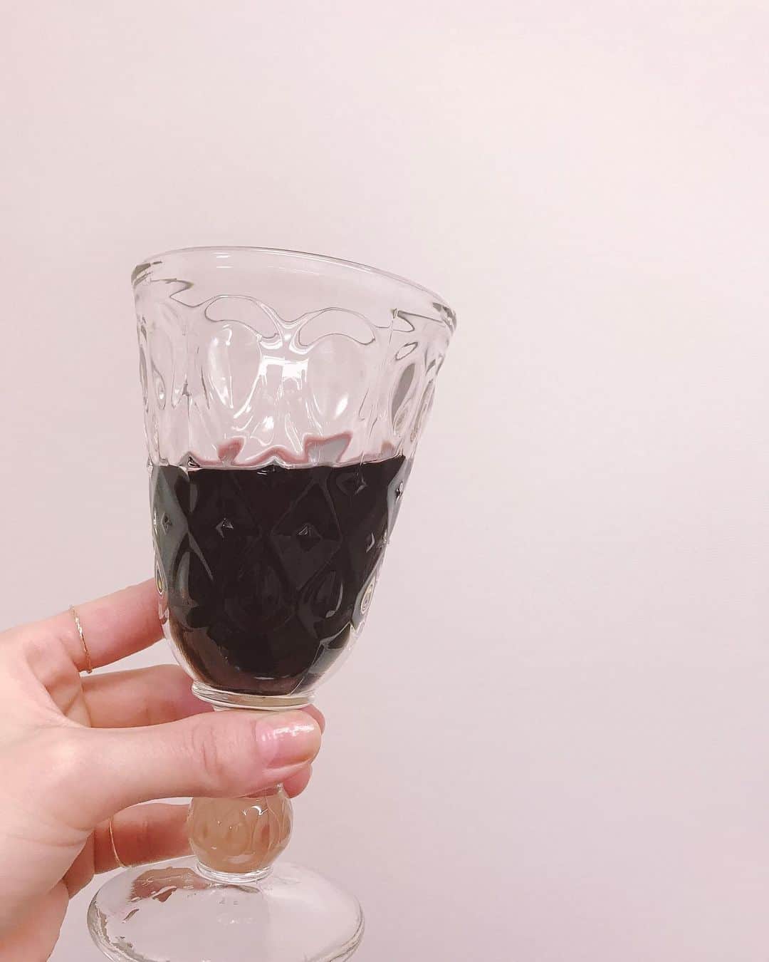 ほな・いこかのインスタグラム：「ゲームオブスローンズに出てきそうなワイングラスを手に入れた🍷 ドラゴンに乗っている人を見かけたらそれはわたしです。」
