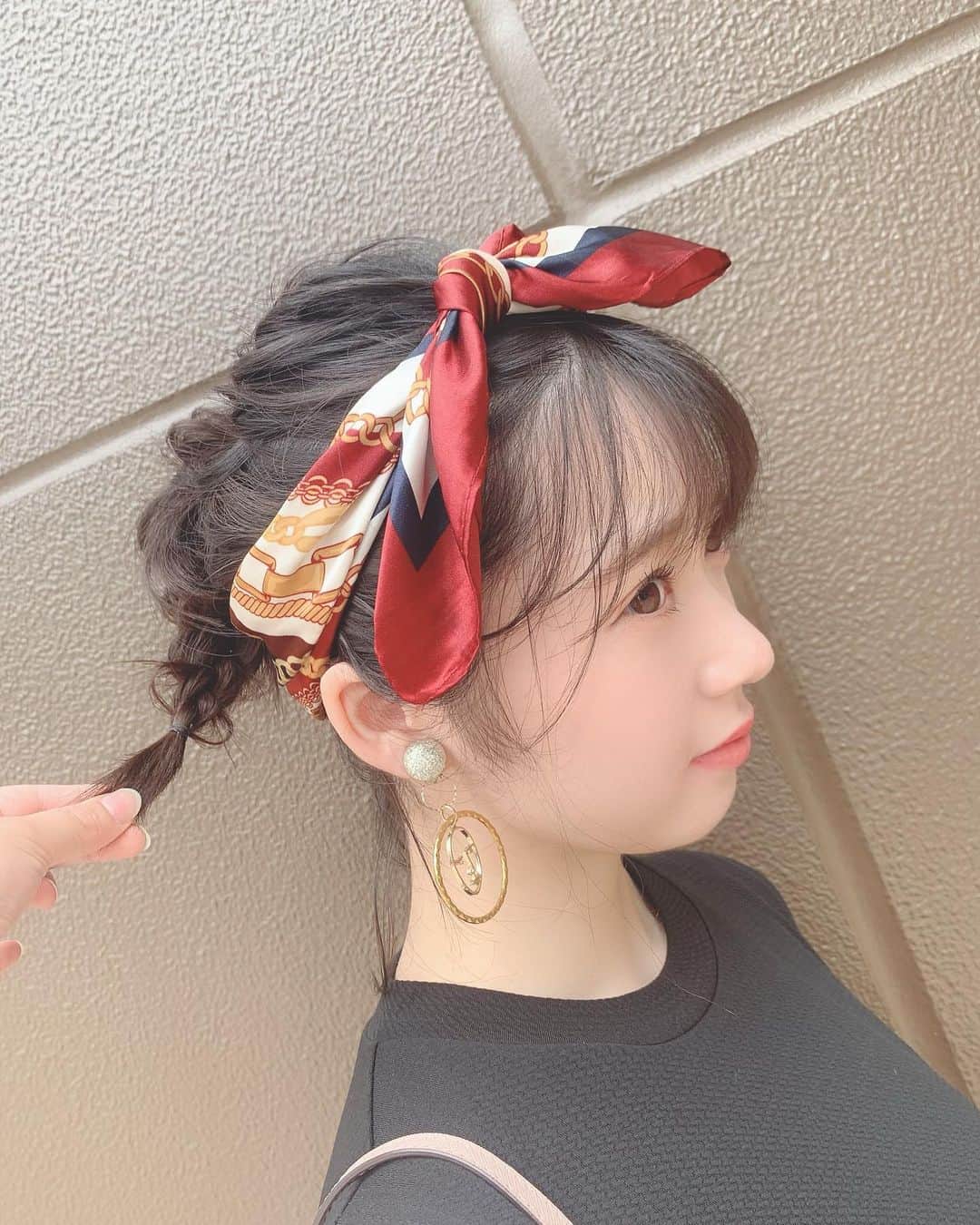 山岸理子のインスタグラム：「* 昨日のソロフェスありがとうございました！ いかがでしたでしょうか？？ 感想待ってます！！ ・ ・ 黒のワンピース×バンダナヘアアレンジ👗🎀 バンダナヘアアレンジで大人っぽく☺︎ (姉の手、映り込んでます。笑) ・ ・ ・ ・ #tsubaki_factory #山岸理子 #コーデ  #coca #coca_code #サマーニット #ワンピース #バンダナ #ヘアアレンジ #イヤリング #rommy_john」
