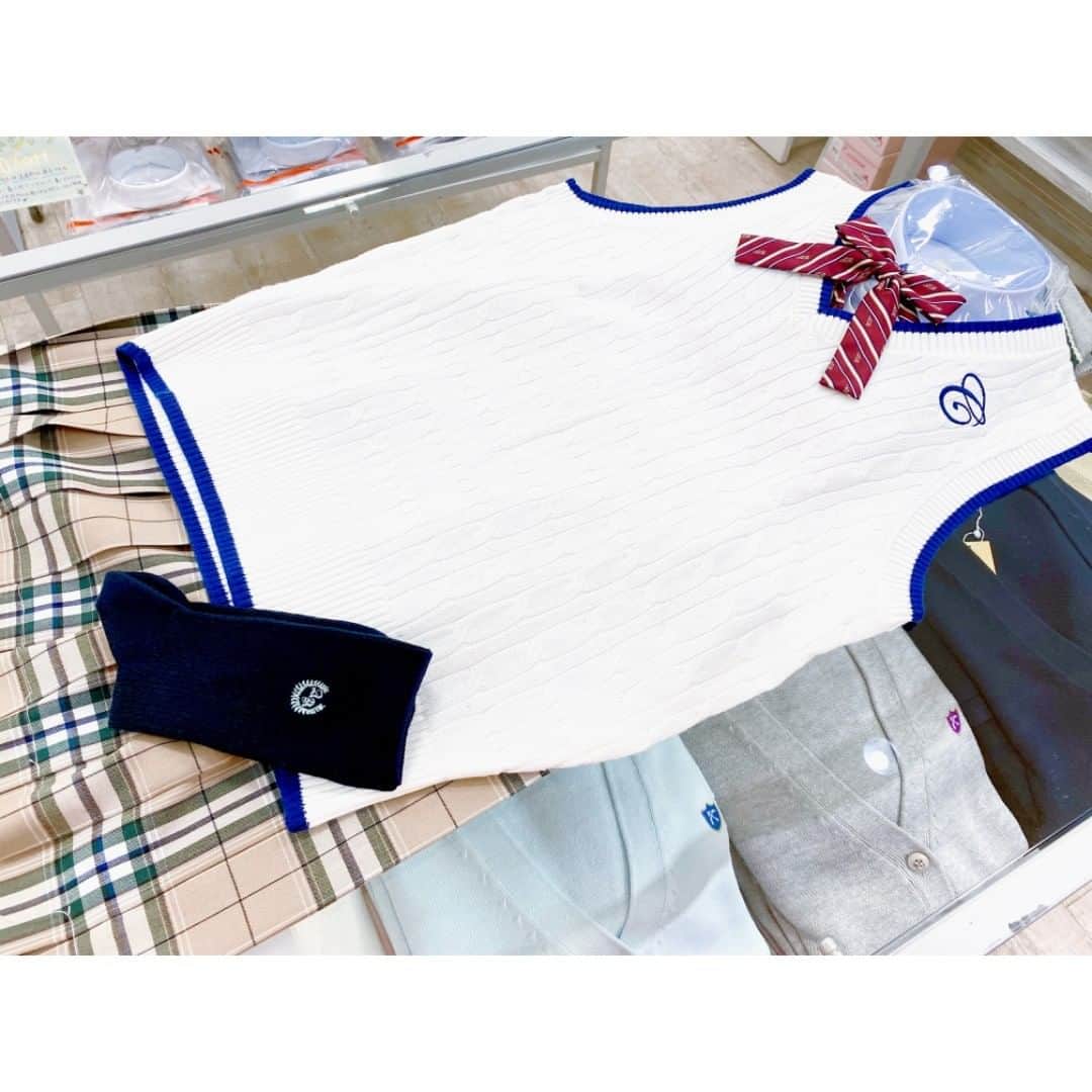 制服専門店CONOMiさんのインスタグラム写真 - (制服専門店CONOMiInstagram)「【長野アゲイン店】 皆様こんにちは😃今日は夏服はカジュアルなものが多いので、ちょっと大人っぽい上品な雰囲気で仕上げてみました💄 是非、参考にしてみて下さい🎶 ・ ・ ⭐️半袖ワイシャツ 品番ARCY-2013-09 ¥3,600 ⭐️ケーブルベスト 品番ARCUV-3013-07 ¥5,200 ⭐️細リボン 品番ARCR-1052-12 ¥1,800 ⭐️サマースカート 品番ARCS-2020 ¥9,800 ⭐️ショートソックス 品番ARCSO-3011-14 ¥700 ※全て税抜き価格となっております ・ #conomi#制服#お洒落#自由制服#学生#jc#jk#コーデ#code#写真#フォト#Photo#スカート#可愛い#kawaii#fashion#学校#School」7月5日 11時33分 - conomi_official