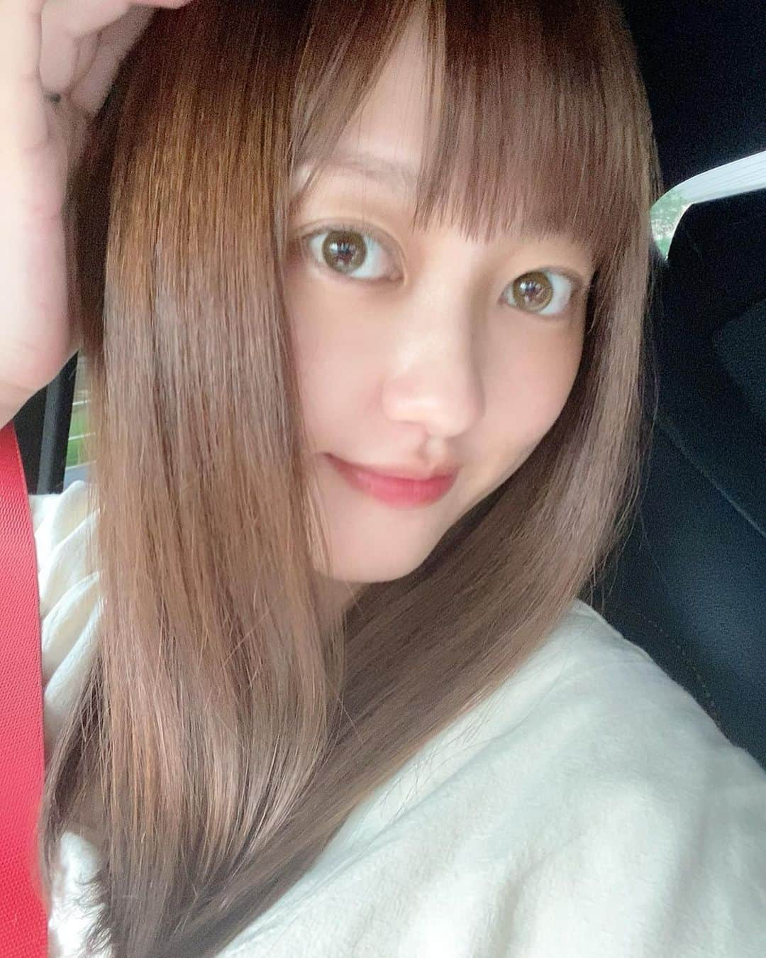 菊地亜美さんのインスタグラム写真 - (菊地亜美Instagram)「. 明るくなってボサボサな髪を🤯 トリートメントと綺麗な色に、 そして出産前にやりたかった ストレートかけてもらいました👩🏻💕 （ひとつ前の投稿と比較してね。笑） 出産前に短くするのも考えたんだけど 私の髪的には中途半端に短い方が 逆に扱いづらくて 本末転倒になりそうなので🤦‍♀️ ロングだよ👼 thank you by @log_kenjikarasawa 💇‍♂️🙏✨」7月5日 11時37分 - amikikuchi0905