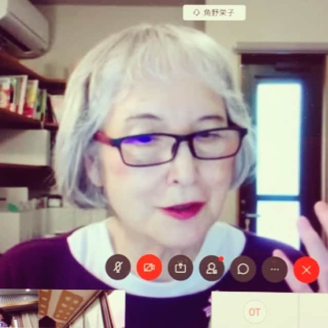のインスタグラム：「ピンボケちゃってるけど。 リモート会議！なんてハイテクな会議もできるようになりましたよ❣️ .  Remote meeting! I can do it now! . #魔女の宅急便 #児童文学作家 #84歳でも #やればできる #リモートワーク #kikisdeliveryservice #remotework #over80style #eikokadono」