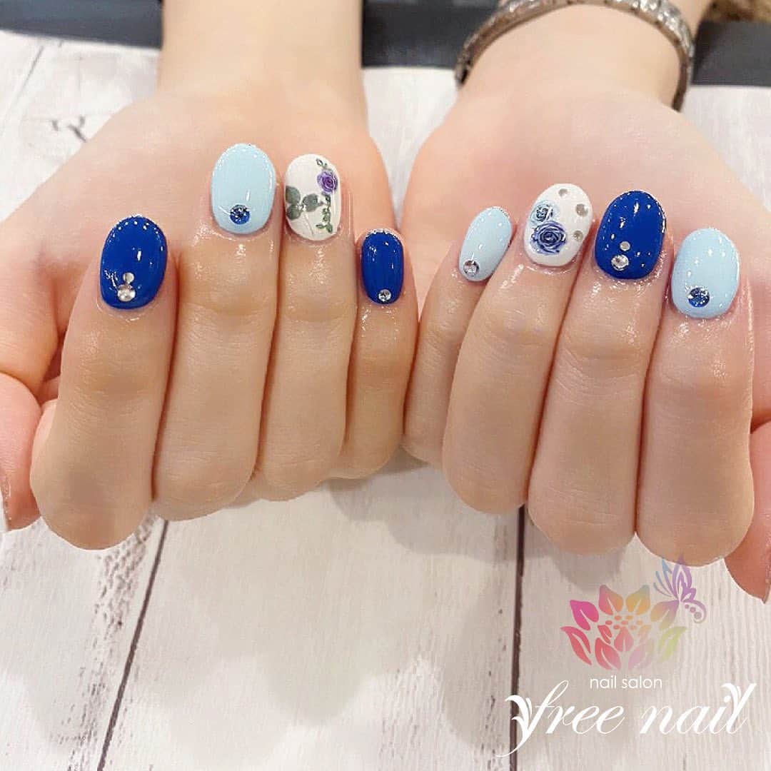 free nail フリーネイルのインスタグラム：「. お客様ネイル💅🏻🌟✨ . ブルーローズネイル💙✨ . お客様お持込みのネイルシールで💎✨ . ▶︎▶︎▶︎スワイプして動画も見てね☝︎🎬✨ . ご来店ありがとうございました🙇🏻‍♀️🙇🏻‍♀️🙇🏻‍♀️💗 . #ネイルアート #ジェルネイル #ネイルサロン #大阪ネイルサロン #ネイルデザイン #ネイルチェンジ #薔薇ネイル #バラネイル #ストーンネイル #ネイルシール #ブルーネイル #ホワイトネイル #デザインネイル #トレンドネイル #シンプルネイル #ガーリーネイル #ショートネイル #夏ネイル #summernails #nailsart #nailsdid #美甲 #日式美甲 #日式美甲胶 #日本美甲师 #日本美甲老师 #美甲上课 #日本胶 #フリーネイル #freenail」