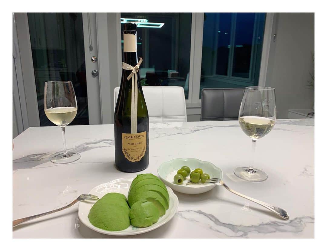 ハー・ミジョンのインスタグラム：「매주 토요일은 와인 마시는날. #아보카도 #올리브 #pinotgrigio #avocado #olive」