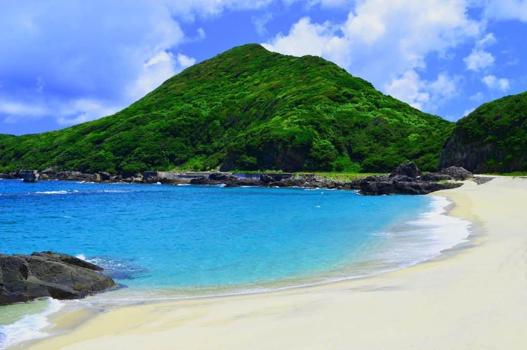 THE GATEさんのインスタグラム写真 - (THE GATEInstagram)「【 Isso Beach// #Kagoshima 】 Isso Beach on the island of Yakushima, is a strikingly beautiful beach that has once been nominated as Kagoshima prefecture’s most beautiful beach.  l Here, you can swim, snorkel and dive.  In the sea are coral reefs and colorful tropical fishes, and you might be able to swim with sea turtles on lucky days.  l There is a free shower and changing room by the beach.  l Isso Beach is open in July and August, after the sea turtles are done laying their eggs between late May and July.  . ————————————————————————————— ◉Adress 2291-225 Isso, Yakushima-cho, Kumage-gun, Kagoshima ————————————————————————————— THE GATE is a website for all journeys in Japan.  Check more information about Japan. →@thegate.japan . #Japan #view #travel #exploring #visitjapan #sightseeing #ilovejapan #triptojapan #japan_of_insta #療癒 #instagood #粉我 #赞 #travelgram #instatravel #unknownjapan #instagramjapan #instaday #oceanview #ocianlife #bathing #Maligo #karagatan #沐浴　#해수욕　#Mandi #lautan ##issolinasbeach #yakushima」7月5日 12時00分 - thegate_travel