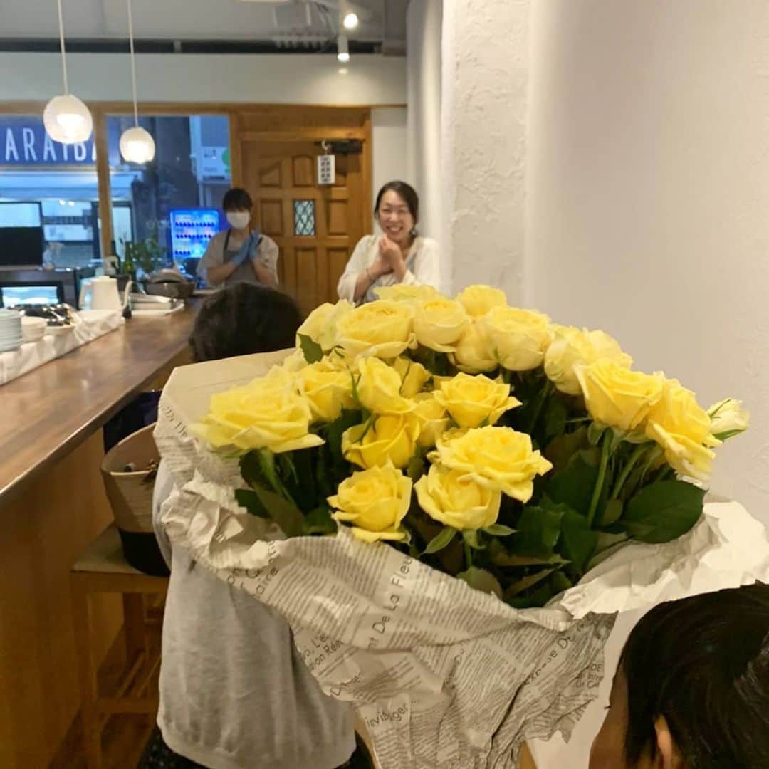 慶元まさ美さんのインスタグラム写真 - (慶元まさ美Instagram)「昨夜はLa Table @latable_diningroom で ノムノムこと #野村朋未 ちゃん @nomnom0709 の  #サプライズバースデーパーティー を✨  貸切で行ったので みんなにゆっくり楽しんでもらえて、サプライズも大成功でした😊  大好きな人と会えることの 大切さを感じている今 みんなで集まれたことに感謝です。  バースデーケーキは 大好きな #カグノミ堂  @kagunomidou でお願いしました🎵  美味しすぎます～ ケーキはもちろん デコレーションに使われている フルーツがどれも美味しくて あっという間になくなってました。  😋🍴💕ものと大切なお友達  #最高の土曜日  そして、ノム～ お誕生日おめでとう🎁🎂🎉 　 ちょっとフライングだけどね😅」7月5日 12時11分 - preciousmomentk