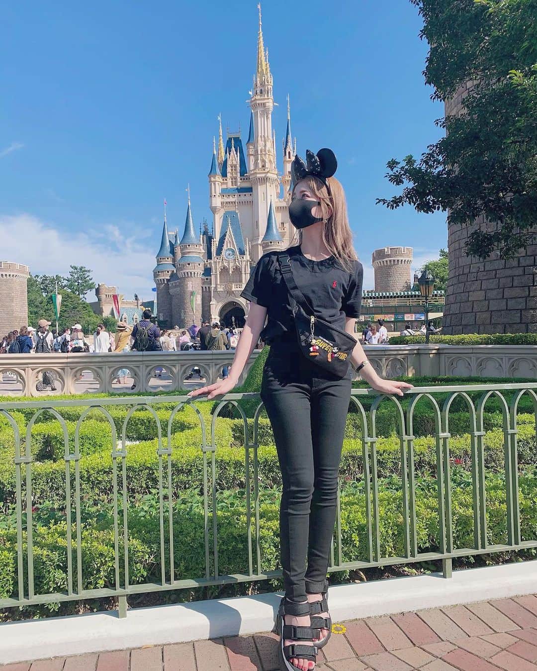 エリンコさんのインスタグラム写真 エリンコinstagram All Black Day ディズニー全身コーデはこんな感じ 久しぶりのディズニーを満喫するために 乗り物いっぱい乗るために動きやすくて 歩きやすいコーデにしたよぉー 可愛い映えコーデも考えた