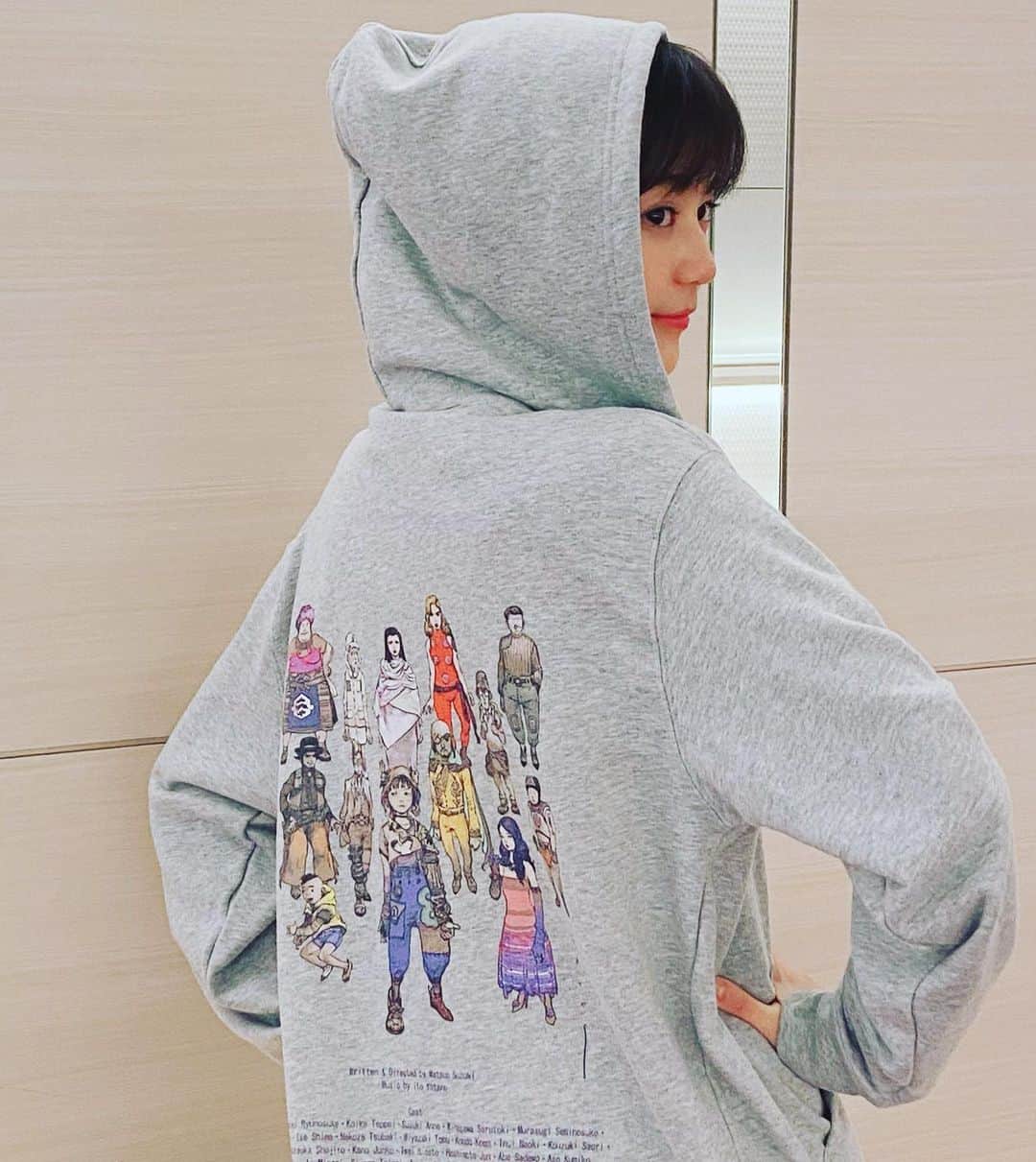 のインスタグラム：「こんにちはー！ 生田絵梨花です。 インスタ期間限定で始めましたっ 私がインスタ…！自分でもびっくり。 7月は有難いことに沢山の企画に参加させていただくので、エンタメ界を微力ながら盛り上げたいという気持ちで、開設させていただきました♪ 短い期間ですが、楽しくゆるっと発信していきたいと思うので、どうぞよろしくお願い致します！  早速本日は、21:00～　WOWOW特番 「劇場の灯を消すな！Bunkamuraシアターコクーン編　松尾スズキプレゼンツ アクリル演劇祭」 放送！！  ということで、お気に入りのカンパニーパーカー♪  この後もまたオフショット載せさせてください～  #生田インスタ始めたってよ #期間限定 #キレイ #劇場の灯を消すな」