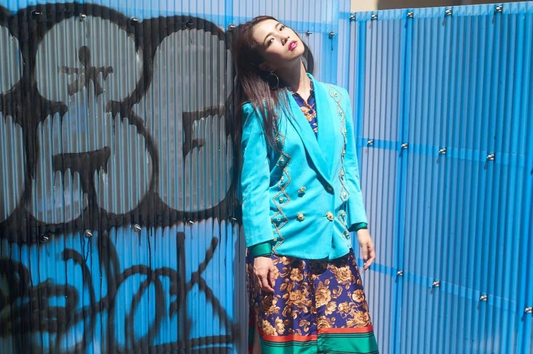 のインスタグラム：「派手な洋服の組み合わせだからフェイクな感じで撮りたいねと話していたけど、撮ってみたらなんだか普通に馴染んでしまったやつ。笑 . @hypnotiquetokyo で買ったこのバブリージャケットはデザインがとにかく可愛くて即決。人と被らない服をきこなすのが私は好き。 . jacket @hypnotiquetokyo  dress @zara  shoes @maisonvalentino  . #ootd #japanesemodel #asianmodel #model #モデル #自分を理解する #自分らしく #自己肯定感 #stflairdna栄養学®︎  #自分の味方は自分 #fashion #globalmodel  #daikanyama #代官山」