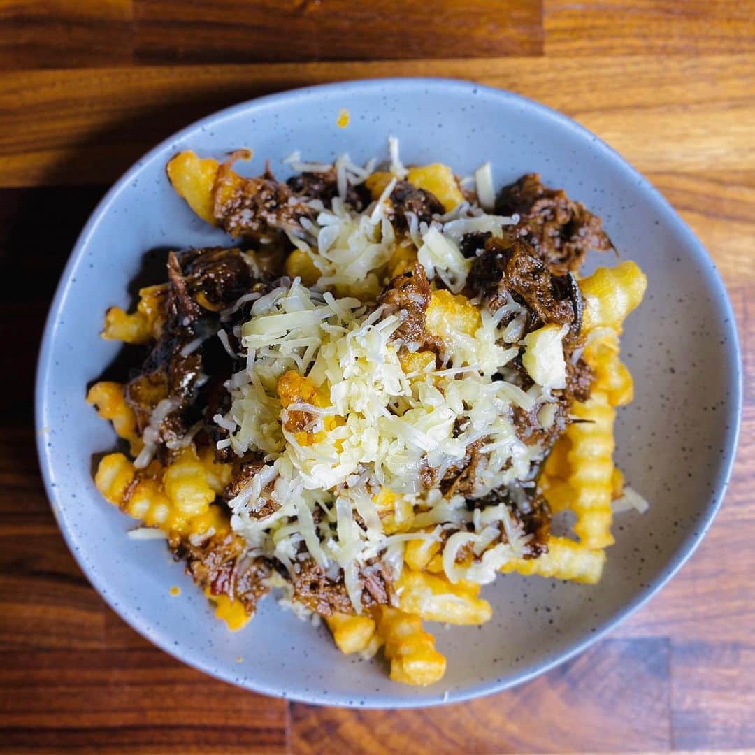 ケリスのインスタグラム：「Saturday night oxtail poutine at home ! Add some cbd @bountyandfull truth habanero hot sauce ooohweee delicious!」