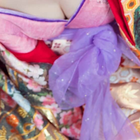 愛聖りさのインスタグラム：「. ♥️♥️♥️ . #着物」