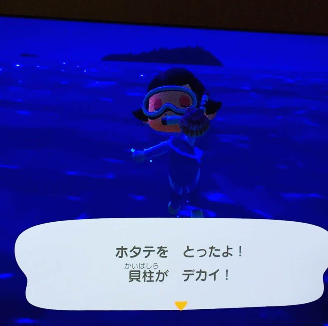 榊原郁恵さんのインスタグラム写真 - (榊原郁恵Instagram)「. ヤッター❣️😊 61歳！榊原郁恵！！ ただ今『あつ森』にハマってしまっています！！ そしてこの度…初めて❣️海に🏖潜りました❣️ 潜り方が分からず子供に聞いたら「あつ森、潜り方」でネットで調べれば出てくるよ！とあっさり流されて……出てくる・出てくる攻略法が😊 お陰様で《ホタテ》とったどー❣️  #あつ森  #榊原郁恵」7月5日 12時47分 - sakakibara.ikue