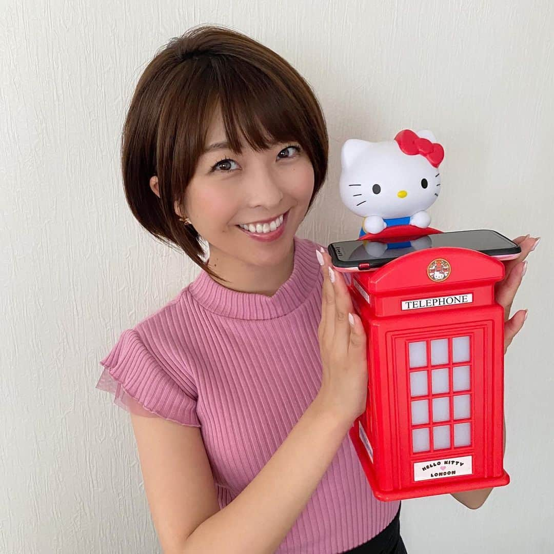 小尾渚沙さんのインスタグラム写真 - (小尾渚沙Instagram)「じゃじゃーん😍‼️ こちら、スマホ充電器なんです♡ . スマホを電話ボックスの上に置くだけで充電ができます♡ . 実はフランスでしか販売されていなかったキティちゃんグッズなのですが、このたび日本公式オンラインショップで購入できることになりました‼️‼️✨ . 「TEKNOFUN」で検索してみて下さい♡ 他にも可愛いキティちゃんグッズがたくさんあって、キティラーとしては本当に興奮しちゃいます♡♡ . 日本未発売のグッズをフランスから発送して下さるというのも、かっこいいですよね！笑 . プレゼントにもいかがですか♡ . . @tekn0fun #TEKNOFUN #キティちゃん #ハローキティ #キティちゃん #キティラー #サンリオ #ハローキティグッズ #キティちゃん大好き  #サンリオ好きな人と繋がりたい #スマホ充電器 #充電器  #hellokitty #hellokittylover #sanrio #japan  #hellokittyhomegoods #cute #gift #online  #hellokittycollection #hellokittycollector」7月5日 12時40分 - obi_nagisa