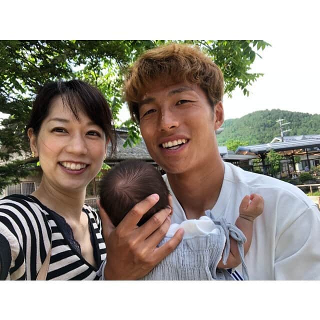 山田真以のインスタグラム：「小さい体で頑張ったおでかけ。 山梨の景色たくさん見ようね🌿 #忍野八海#おでかけ#あかちゃんのいる生活#女の子ママ」