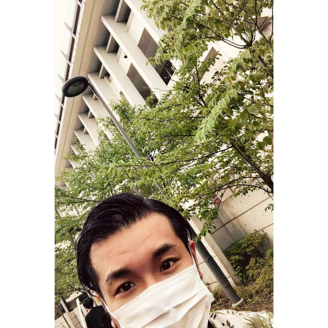 akamasa Kawata ( 川田 行政 ) さんのインスタグラム写真 - (akamasa Kawata ( 川田 行政 ) Instagram)「・ ・ 【voting】 ・ 東京都知事選挙と 区議会議員補欠選挙の 投票に行ってきました。 ・ いつも投票所になっている 小学校が建て替え中につき 今回はなんと我が母校。 入ったのは25年ぶりくらい。 ・ 母校と言っても 10年くらい前に 建て替えされて 名前も変わっていたので 実感は全くないw その上15歳以前の記憶は ほとんどないので 懐かしくともなんともなく。 ・ 初めて入った〜 みたいな感じでした。 ・ 都知事選は 出来レース感も ありますが 真剣に自分が生活する 東京や国に対して もっと関心は持たないと いかんなと この何ヶ月か思いました。 ・ #都知事選挙  #東京都知事選挙  #コロナに負けるな  ーーーーーーーーーーーーーーーーーーー ファッションはマインドを 相手に伝えるための武器である。 ・ “マインド” を “外見” という武器に変え、 すべての人が本質を最大限に活かし、 “Happy”になれる社会を目指します。 ・ Happy Styling Management  ～あなたの為の専属スタイリスト～ happystyling.wixsite.com/main ・ Nonver Style  https://nonver.paintory.com/  @takamasakawata @happystylingmanagement @nonver_style ーーーーーーーーーーーーーーーーーーー #happystylingmanagement #nonverstyle #nonver #stylistlife #fashion #fashionphotography #beautiful  #tshirts #ファッション #ファッションスタイリスト #メンズファッション #レディースファッション #コーディネート #大人コーデ #tシャツ #経営者 #起業家 #お洒落さんと繋がりたい」7月5日 12時49分 - takamasakawata