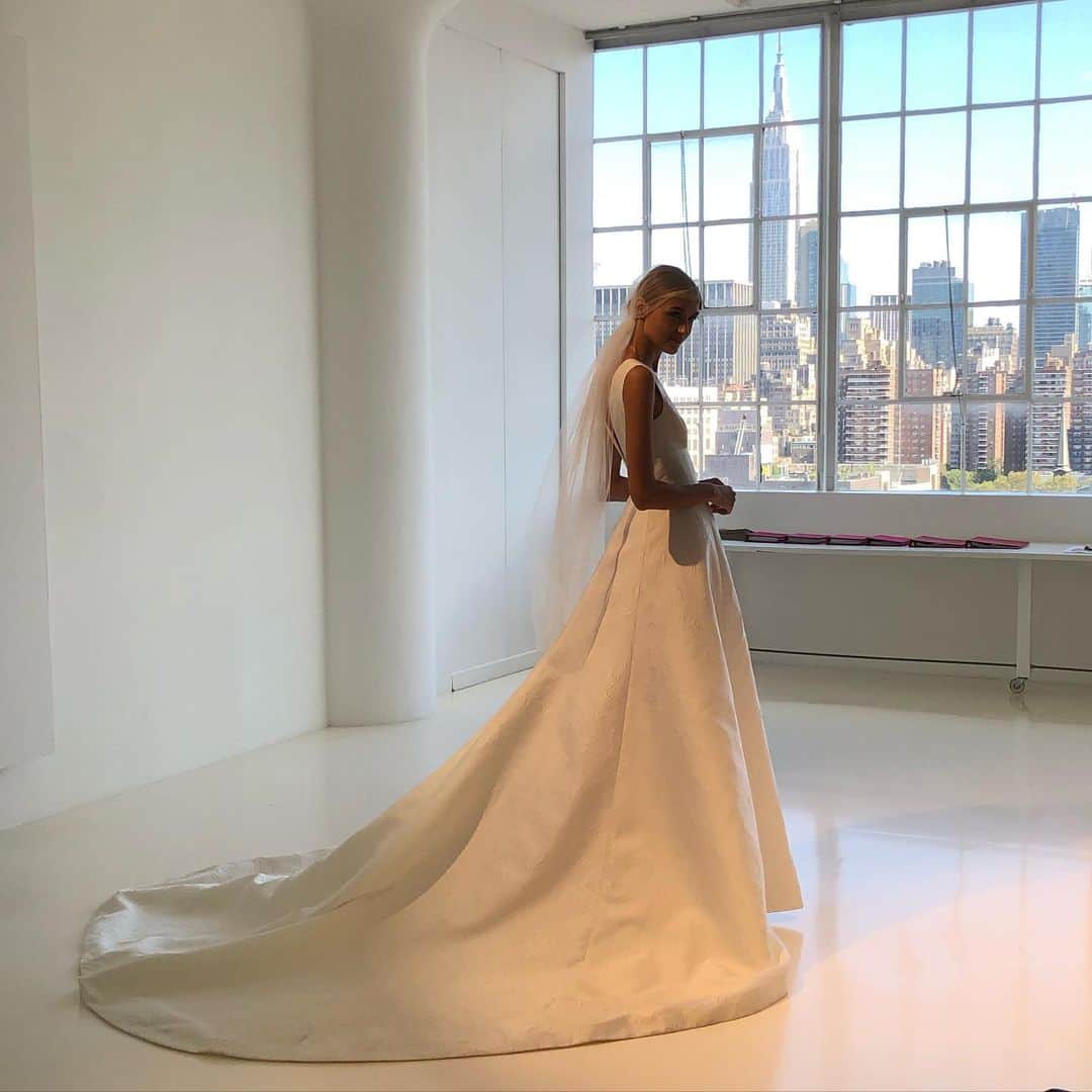 NOVARESE Dress Officialさんのインスタグラム写真 - (NOVARESE Dress OfficialInstagram)「結婚式では、後ろ姿も気になるポイント すっきりと見せるか、リボンなどアクセントを加えるか ご来店時にぜひイメージをお伝えください  #ノバレーゼウエディング #ノバレーゼドレス #ノバレーゼ #ウエディングドレス #プレ花嫁 #花嫁 #結婚式 #リームアクラ #novaresewedding #novarese #reemacra #newyork」7月5日 13時01分 - novaresewedding