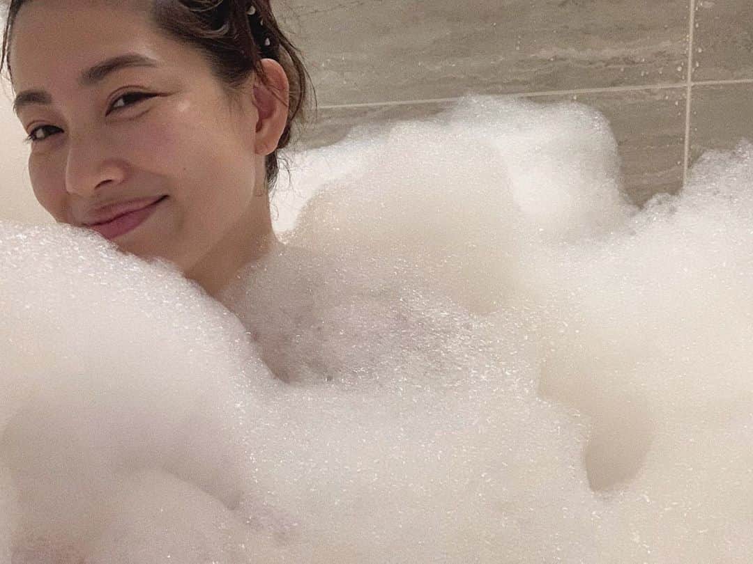 JUNNAのインスタグラム：「初めての眉毛ワックス体験。  私は自然なボリュームのある眉毛が好きなので  整え過ぎない様に  左右対象に微調整してもらって自然さは残した感じに...  眉の生え方は顔の骨が関係していたことや、 私の眉毛の癖や、左右の違いその理由 私の眉毛にはリキッドペンシルが相性がいいとか 私に合った自然に見える描き方 コンシーラで立体感を出す眉メイクとか  自分だけの悩みを細かく丁寧に解消して貰えた🙏  眉毛について知らない事だらけで勉強になった〜☺️  写真は全部すっぴんの眉毛  すっぴんでもかなりキレイで驚き  眉毛を整えたら、 鼻筋がスッとしたし顔の印象が変わった😳  一緒に鼻周りとおでこもワックスして貰った✨  #眉毛 #眉」