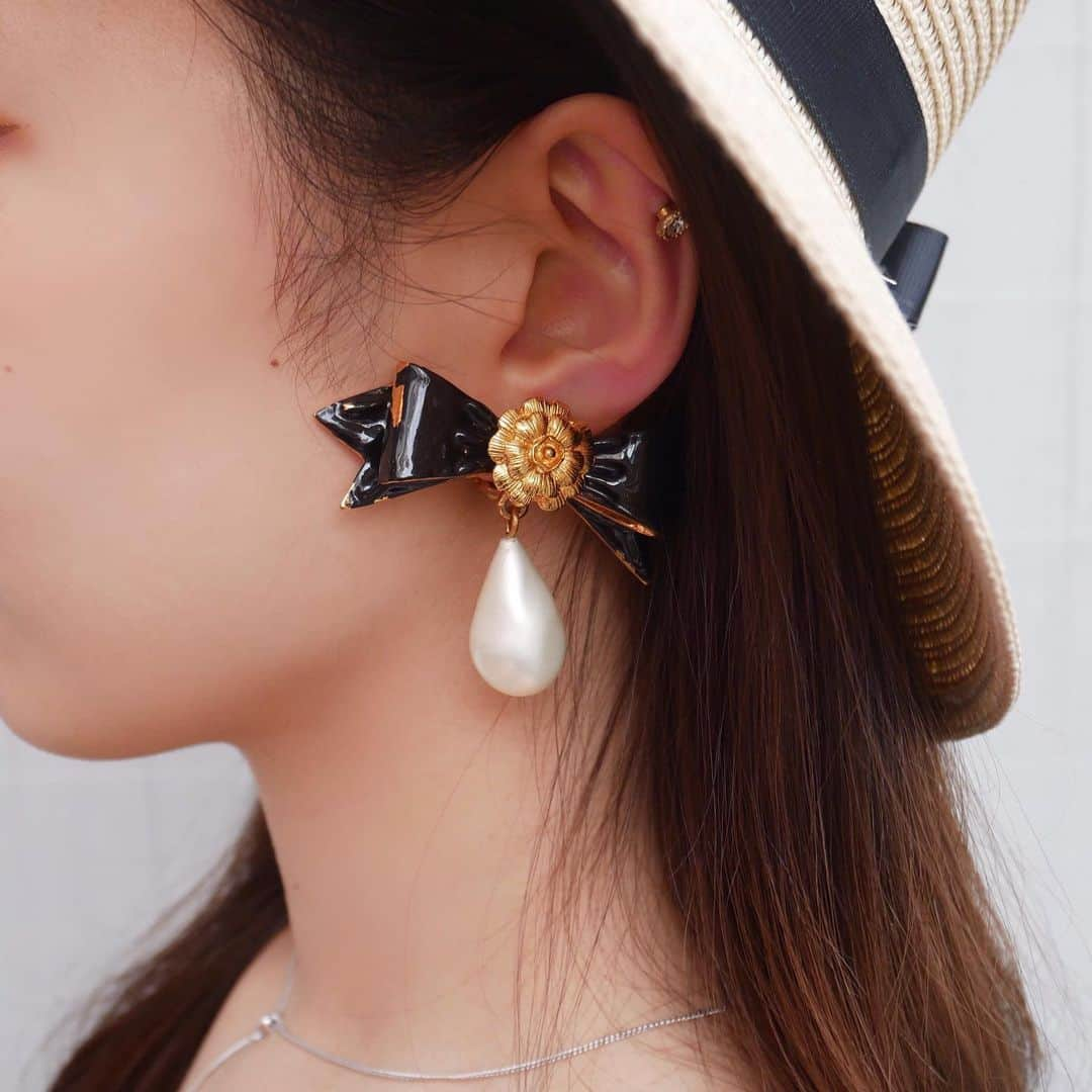 Vintage Brand Boutique AMOREさんのインスタグラム写真 - (Vintage Brand Boutique AMOREInstagram)「Vintage Chanel Camellia & Pearl Clip-On Earrings🖤🍒  This item is a store limited item. We also accept orders through direct messages. Please DM us if you are interested.  ▶︎Free Shipping Worldwide✈️ ≫≫≫ DM for more information 📩 info@amorevintagetokyo.com #AMOREvintage #AMORETOKYO #tokyo #Omotesando #Aoyama #harajuku #vintage #vintageshop #ヴィンテージ #ヴィンテージショップ #アモーレ #アモーレトーキョー #表参道 #青山 #原宿#東京 #chanel #chanelvintage #vintagechanel #ヴィンテージ #シャネル #ヴィンテージシャネル #シャネルヴィンテージバッグ」7月5日 13時05分 - amore_tokyo