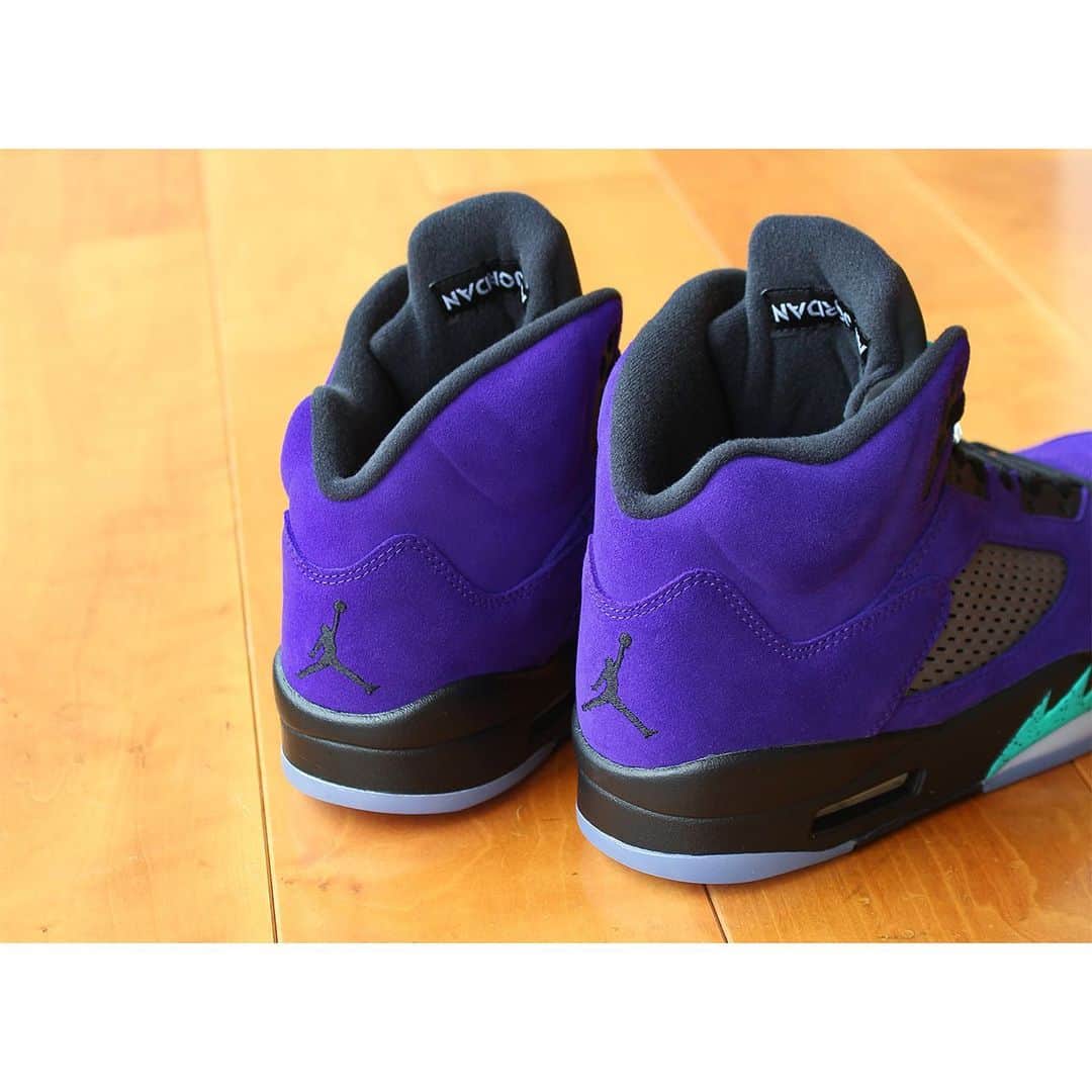 A+Sさんのインスタグラム写真 - (A+SInstagram)「2020 .7. 7 (tue) in store﻿ ﻿ ■NIKE AIR JORDAN 5 RETRO﻿ COLOR : GRAPE ICE﻿ SIZE : 26.0cm - 29.0cm﻿ PRICE : ¥20,500 (+TAX）﻿ ﻿ 歴史あるスタイル。﻿ エア ジョーダン 5 レトロは、伝統的なスタイルで、現代的な快適性を実現。 アッパーにレザーとメッシュの組み合わせを使用して耐久性と通気性を確保し、前足部とかかと部分に内蔵されたAir-Soleユニットで快適な履き心地を提供。﻿ ﻿ Historical style.﻿ The Air Jordan 5 Retro is a traditional style for modern comfort. The combination of leather and mesh on the upper ensures durability and breathability, and the Air-Sole unit built into the forefoot and heel provides a comfortable ride.﻿ ﻿ #a_and_s﻿ #NIKE﻿ #NIKEAIRJORDAN﻿ #NIKEAIRJORDAN5﻿ #NIKEAIRJORDAN5RETRO」7月5日 13時10分 - a_and_s_official