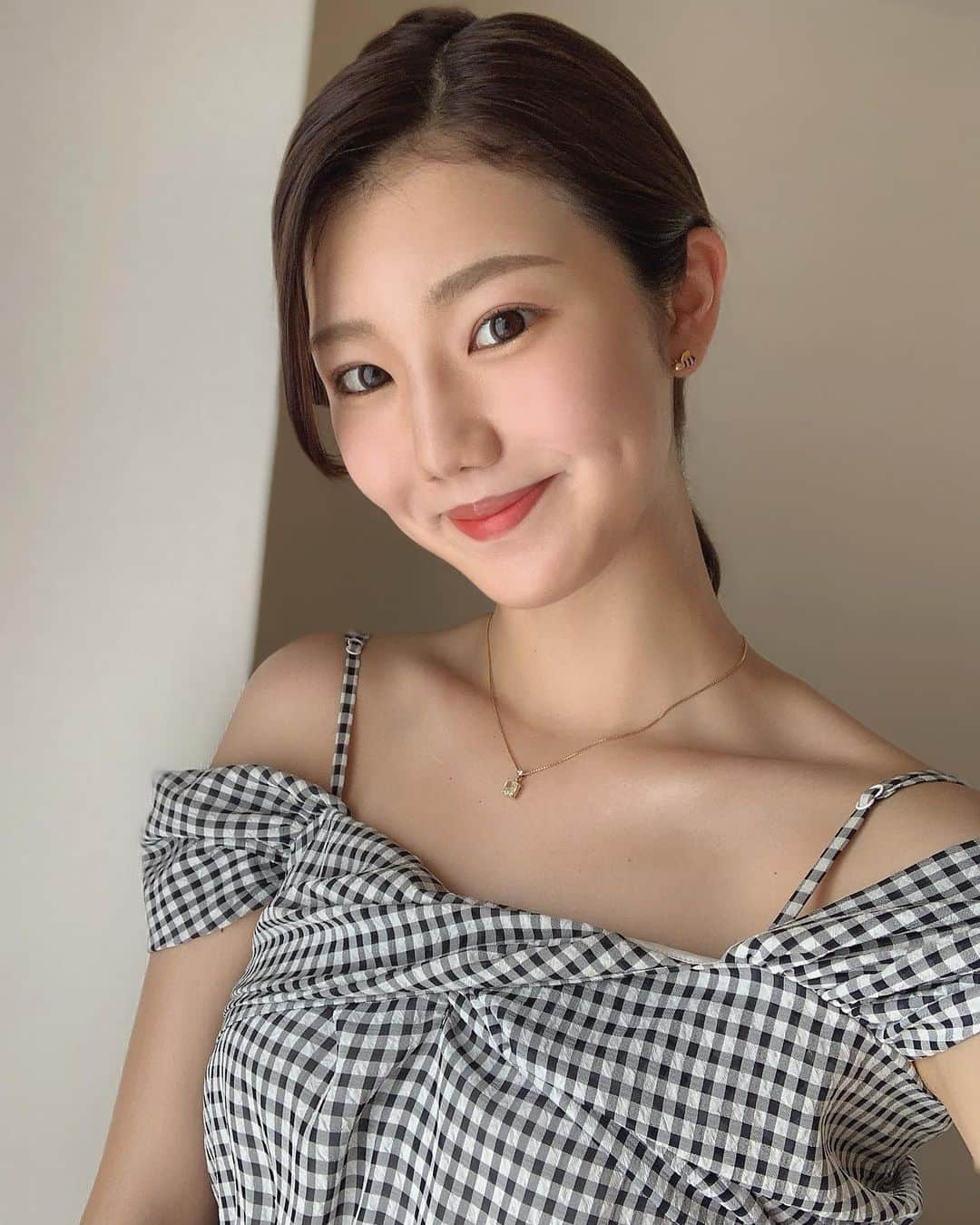 のインスタグラム：「夏ですよね🌻髪を一つに括りました。しっかり夏バテです。 . .  肌、何使ってるのって聞かれるけれど、 ざっくり紹介すると、 . .  拭き取り化粧水(クリニーク　2) 化粧水(イプサ) 導入美容液(ファミュ　ヴィダメルC) 美容液(ランコム ジェネフィックアドバンストデュアルコンセントレート) ニキビのとこだけ美容液(ディオール　カプチュール　ユース　レッドネスミニマイザー) 乳液(イプサ) ..  で夜、使ってるよ☀️☀️ ライン使いだと良いって聞くんだけれど、私はその時の肌の調子に合わせて変えたいからグッチャグチャ、許して下され。 ちなみにクーラーのつけすぎでお肌が揺らいでるから、普段は週2なんだが今は毎日スチームもお風呂あがりに当てるよ。 夏ってクーラーで荒れるから嫌よね。 でも暑いのはもっと嫌。 . .  #美容#自分磨き#美肌#美肌ケア #肌質改善 #肌ケア #肌荒れ改善 #美容好き #モデル#撮影#撮影モデル#モノクロ#被写体#韓国ファッション #photo#shooting#beautiful #missuniverse#missuniversejapan #follow #셀카#얼스타그램#좋아요#좋아요반사#소통#팔로우환영#오오티디#오늘의훈녀」