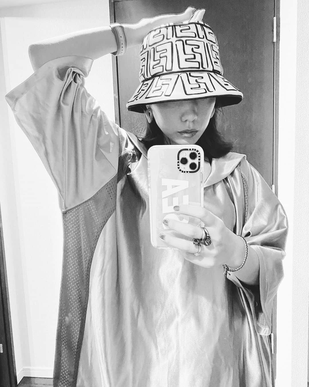 仲里依紗のインスタグラム：「低気圧に身体が年々耐えられなくなってきてる🤯辛すぎて、ついに低気圧アプリ取っちゃったよね笑笑😂 低気圧のせいで乗り物酔いが激しいし😂☔️ 最悪😱 早く梅雨明けしてほしい🥺 . こんな時だからおニューの帽子で気分上げとくー🥺❗️❗️❗️可愛くて癒し💕ぷり🥰💕 . . #FendiCaliforniaSky @fendi @fisforfendi」