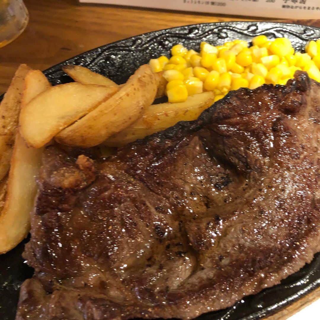 佐藤竜雄のインスタグラム：「投票終えてごっぱちでステーキ #ランチ #ごっぱち #うりずん食堂 #抱瓶 #都知事選」