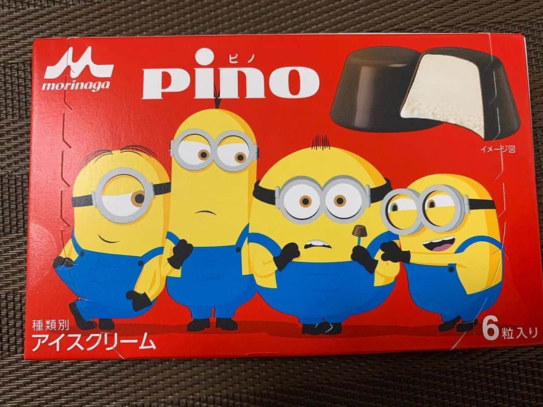 高橋ふみやのインスタグラム：「かわいい！！ #ミニオン コラボ #ピノ 裏にも居るし 中をあけるとミニオン探しに なってるし(笑) かわいい（2回目）(笑)」