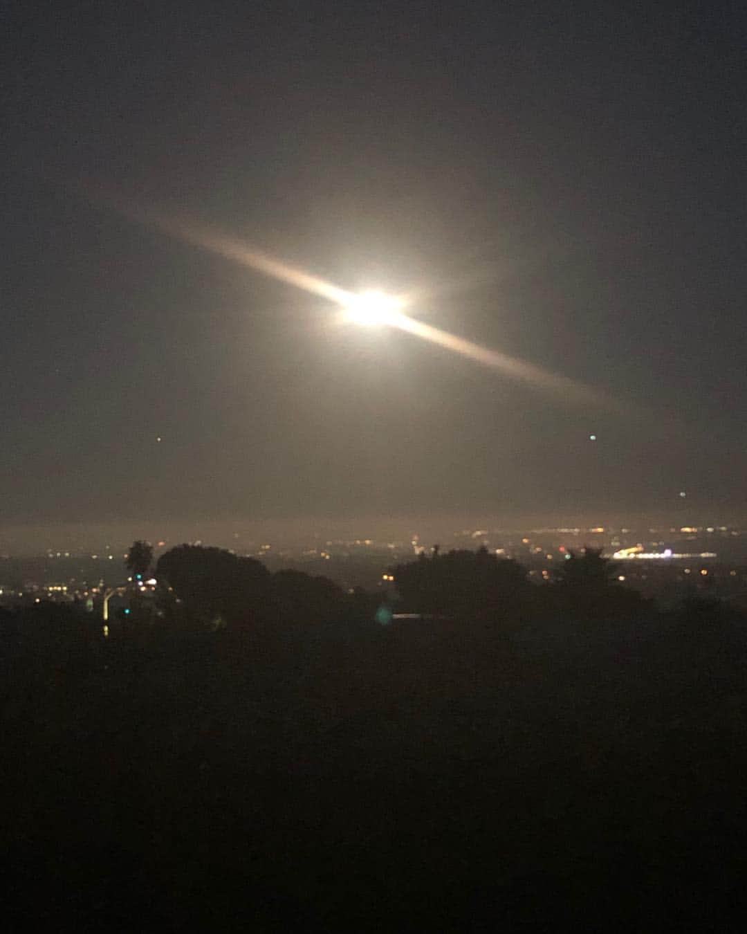 メアリー・マクドネルのインスタグラム：「An the angel appeared and said.... I❤️LA please City of Angels let’s beat this thing. stay home , stay safe #WearAMask #July4th2020 #spaceship #MoonRising.  ps - if this is not the moon but an Alien ship we welcome your help at this time 😂」