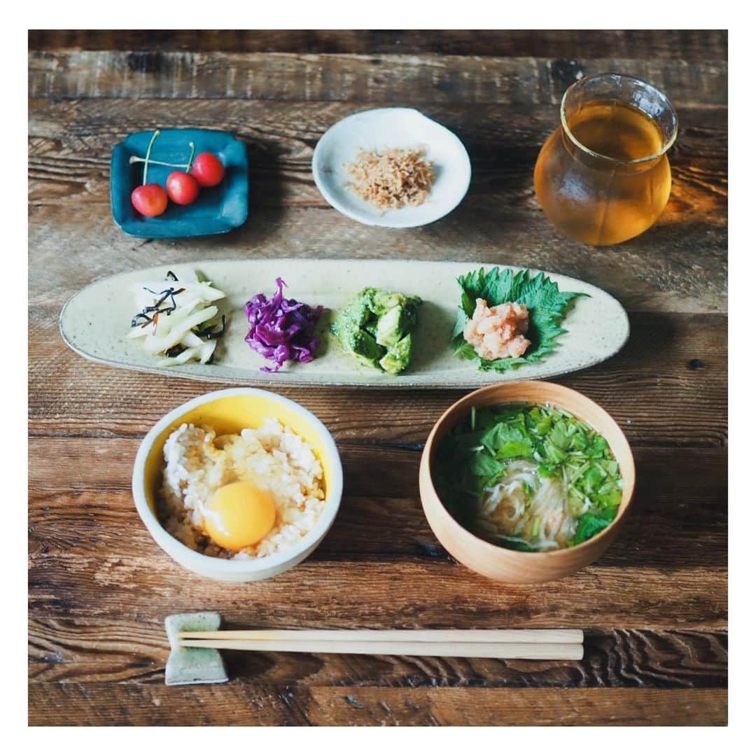 高山都さんのインスタグラム写真 - (高山都Instagram)「雨の日は、どうもカラフルな食卓に寄りがち。 目から楽しさを、明るく栄養摂れたらご機嫌な時間に。 今週末から本の撮影が始まるので、体調を整えていく意味もあり、玄米や野菜をバランス良く、いつもよりも意識したいなーと思っています。 ギュッと熱い夏が始まる。 どうか心と身体は健やかに保てますように。 #みやれゴハン #玄米 #菌ケア」7月5日 13時29分 - miyare38